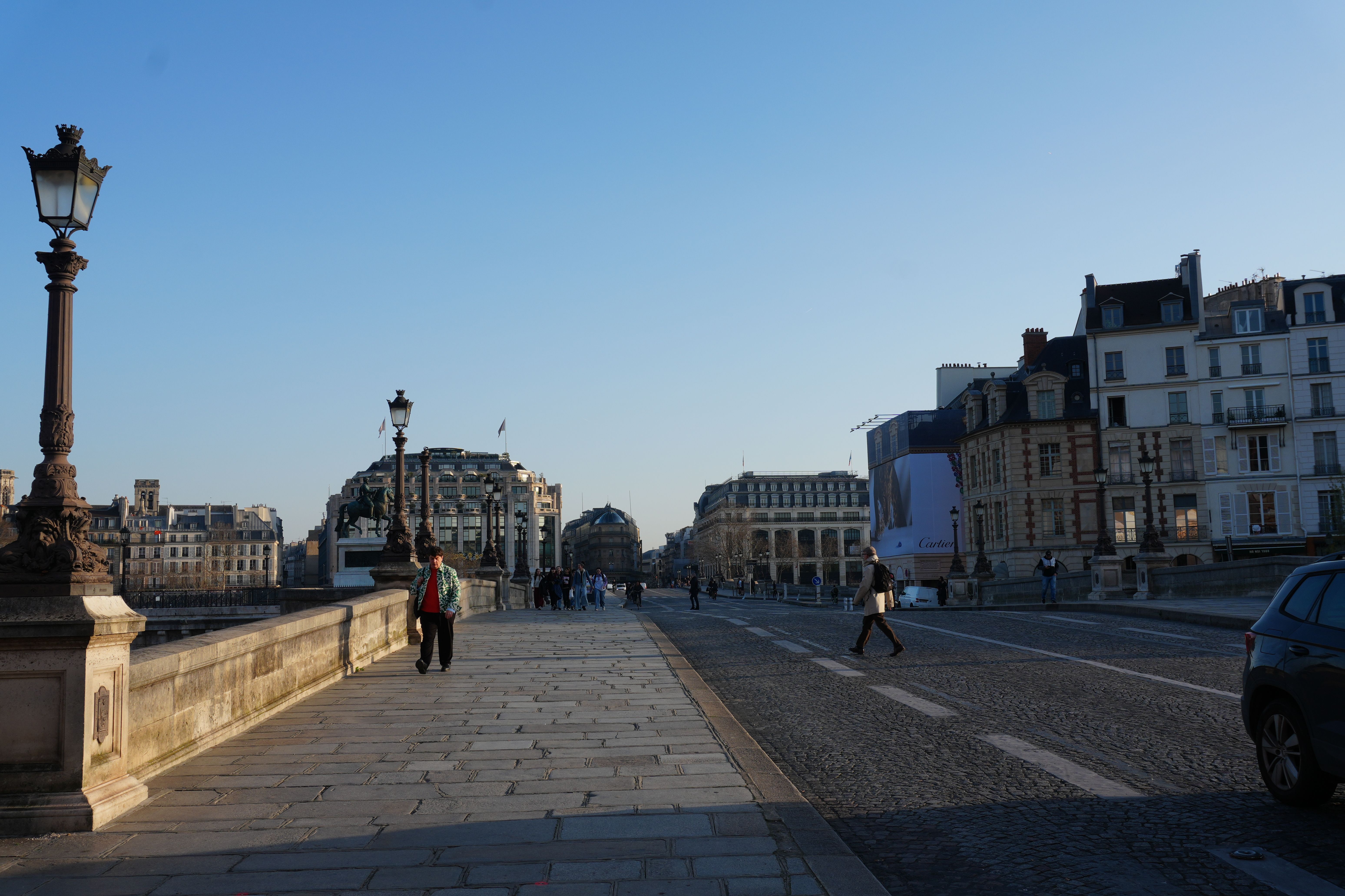 朝早いので道は空いています