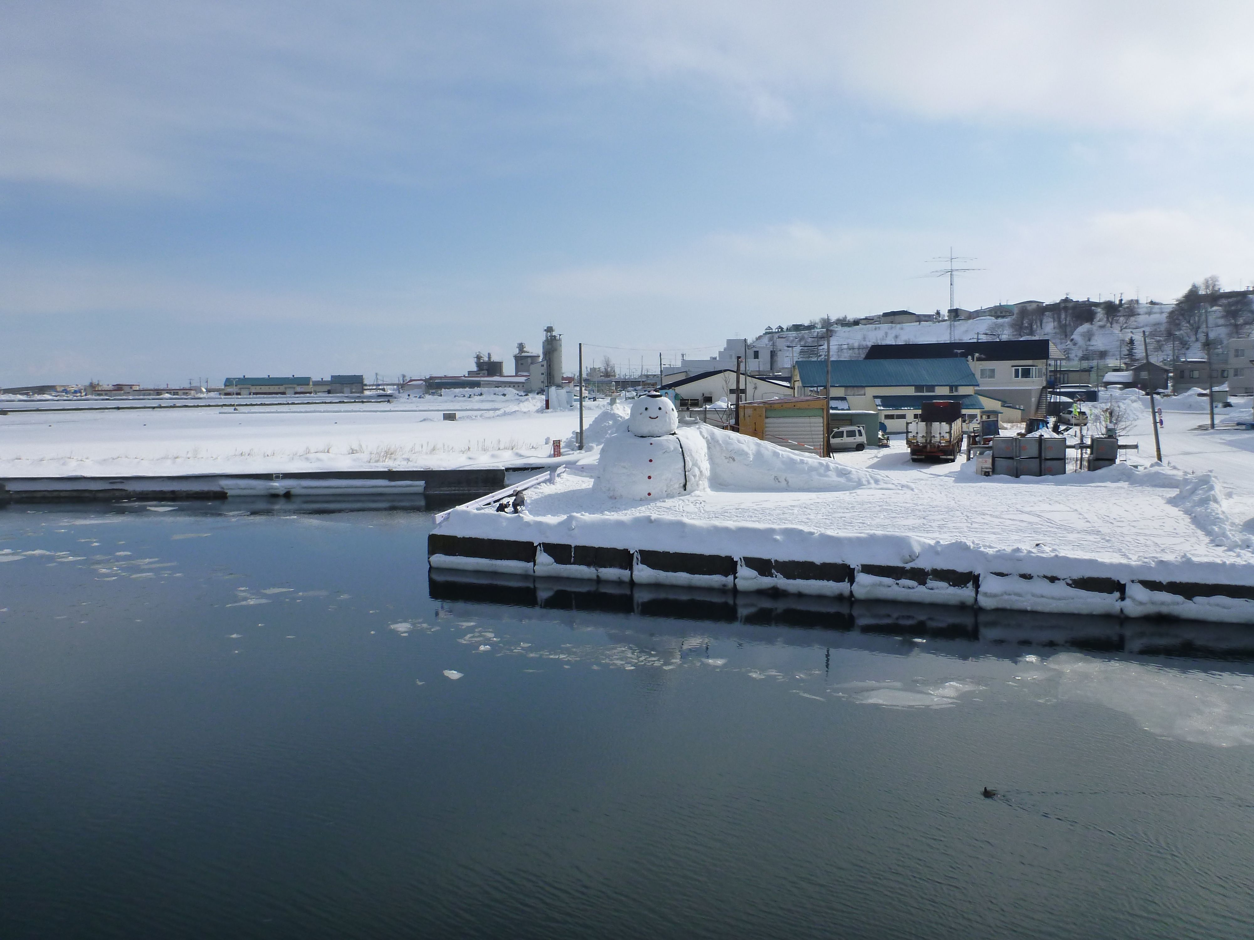 大きな雪だるまが