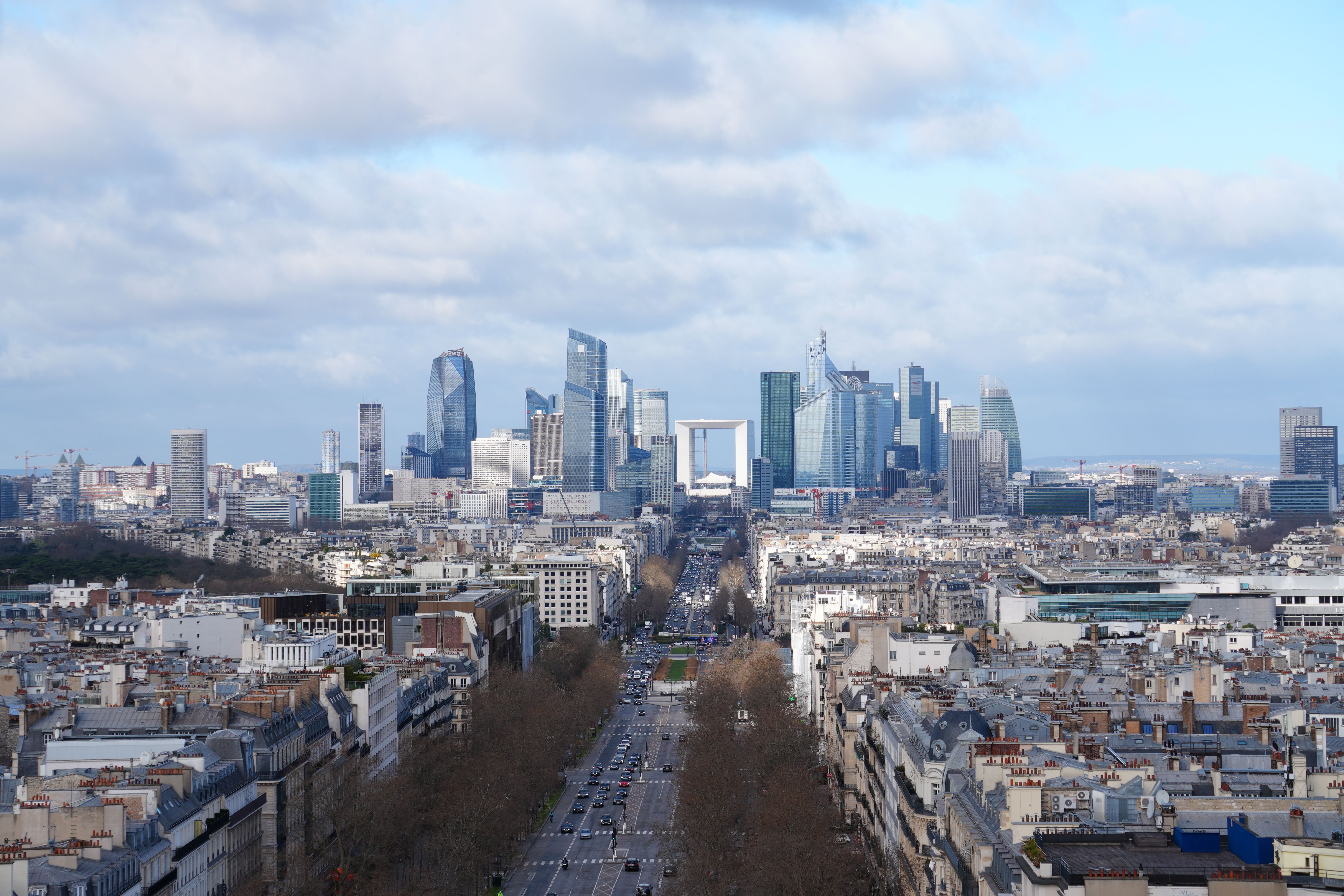 遠くに見える高層ビル