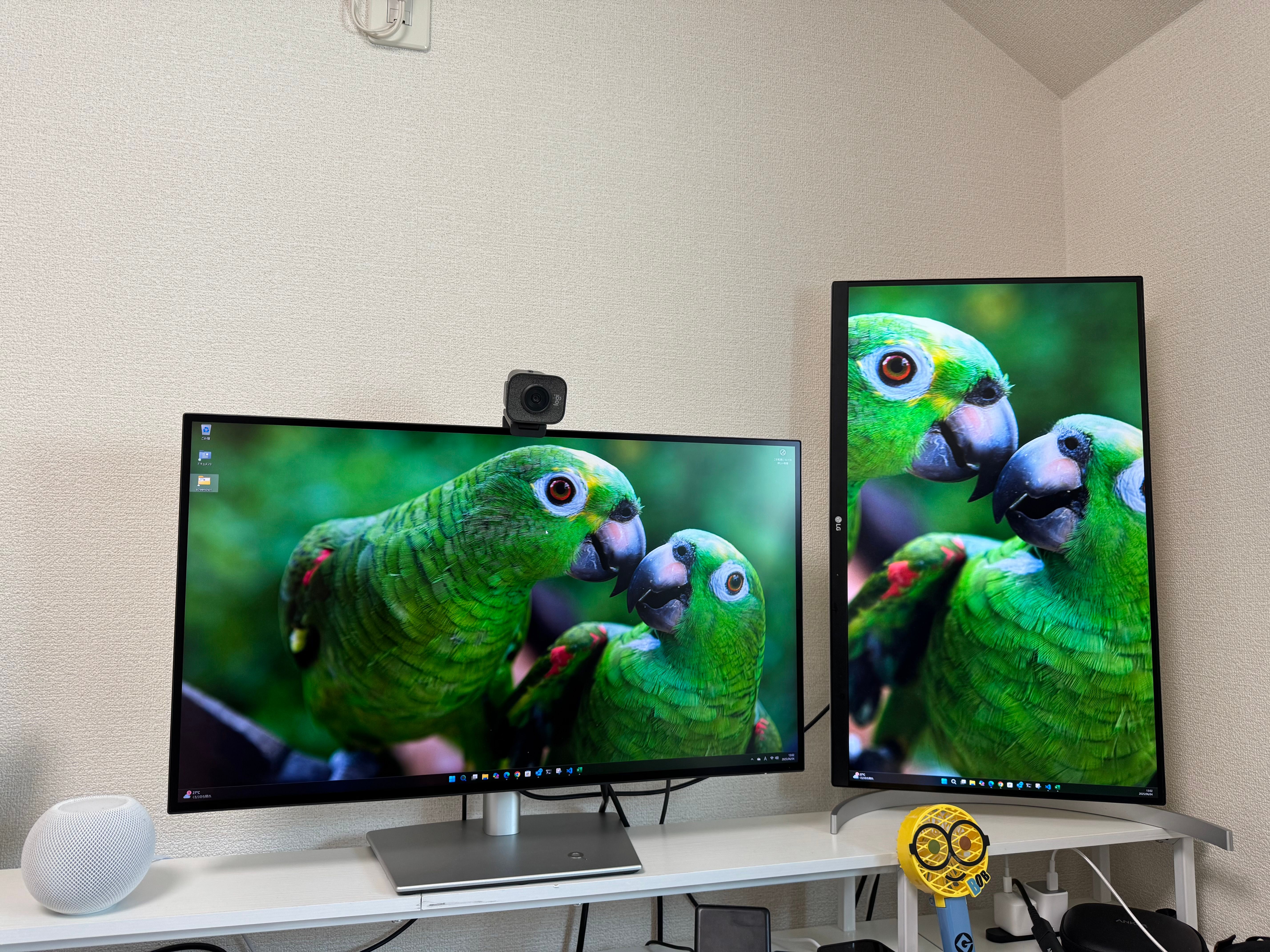 ディスプレイの左側に HomePod mini を配置