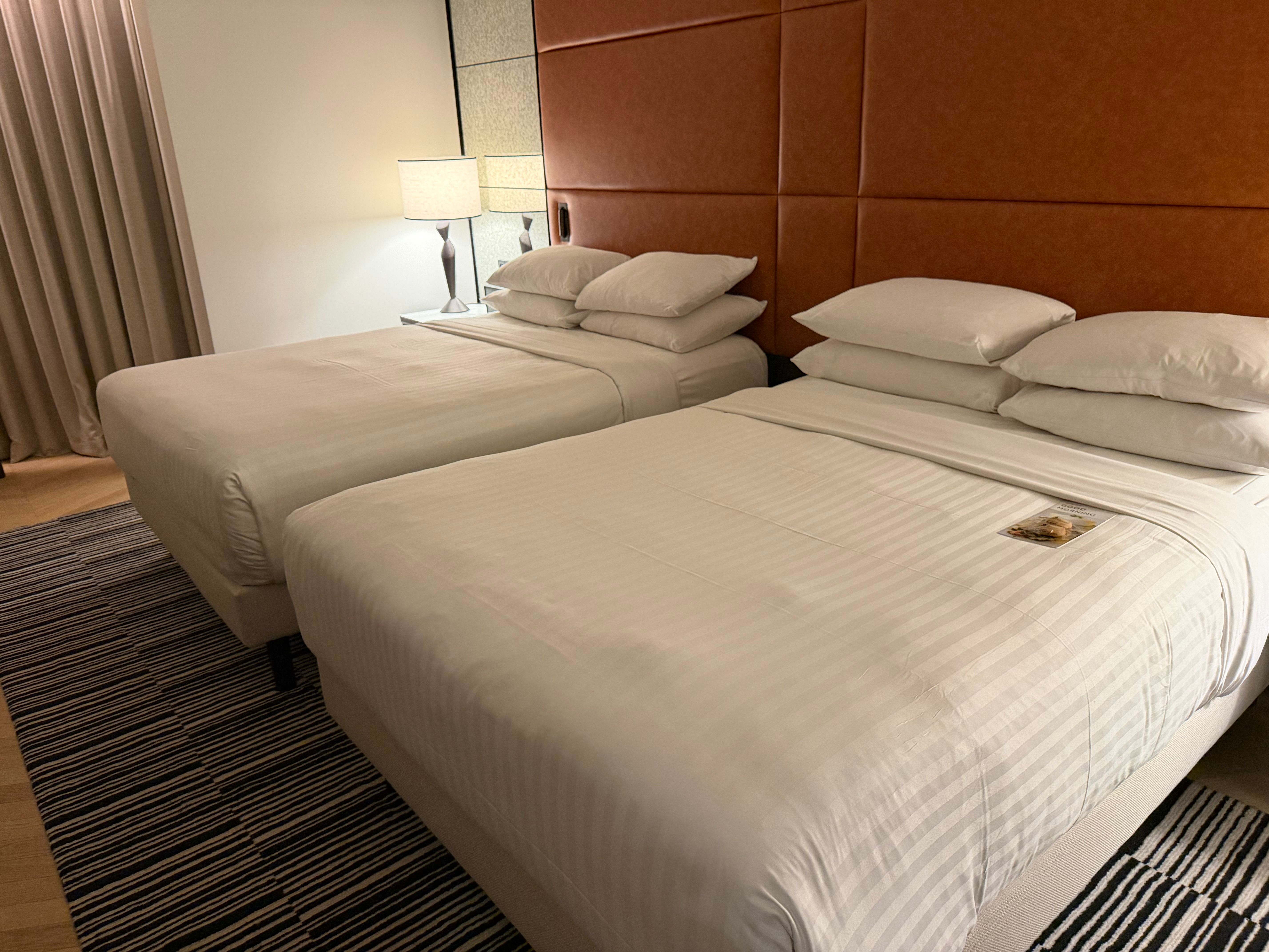 2つのベッドで家族3人川の字で寝る