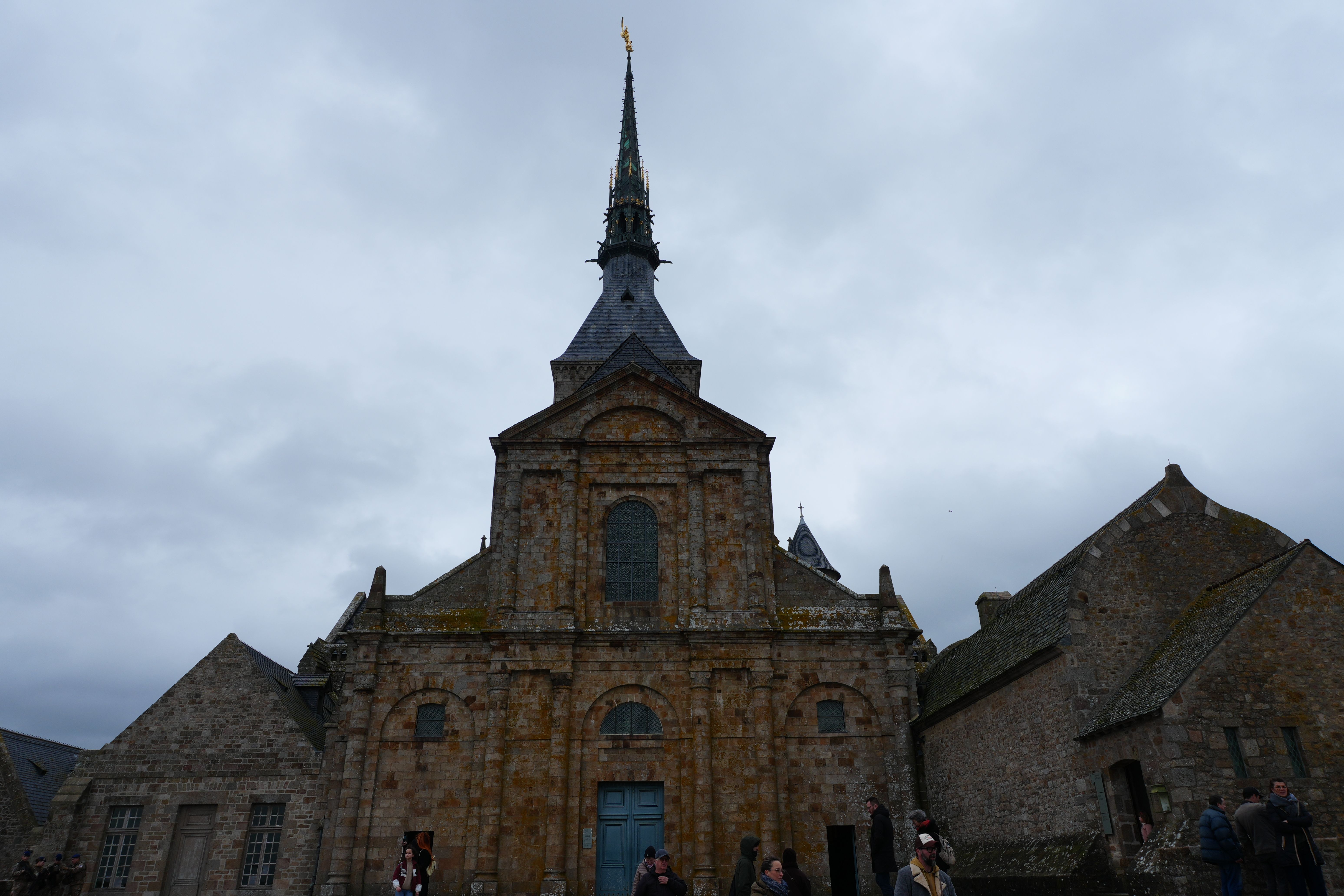 だいぶ上に来て、一番高いところに金色の像があることがわかります