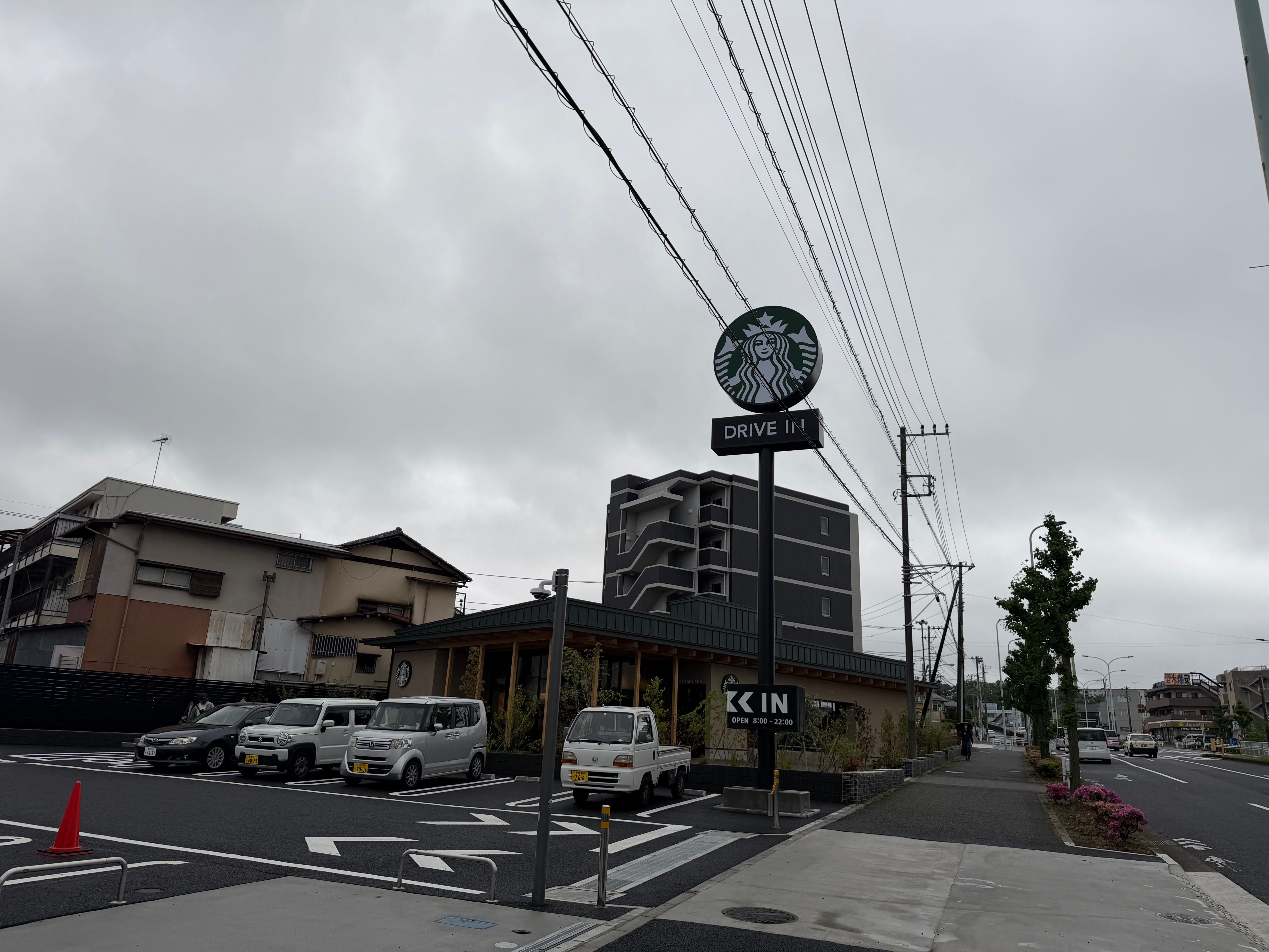 ドライブスルーではなくドライブインとなっている