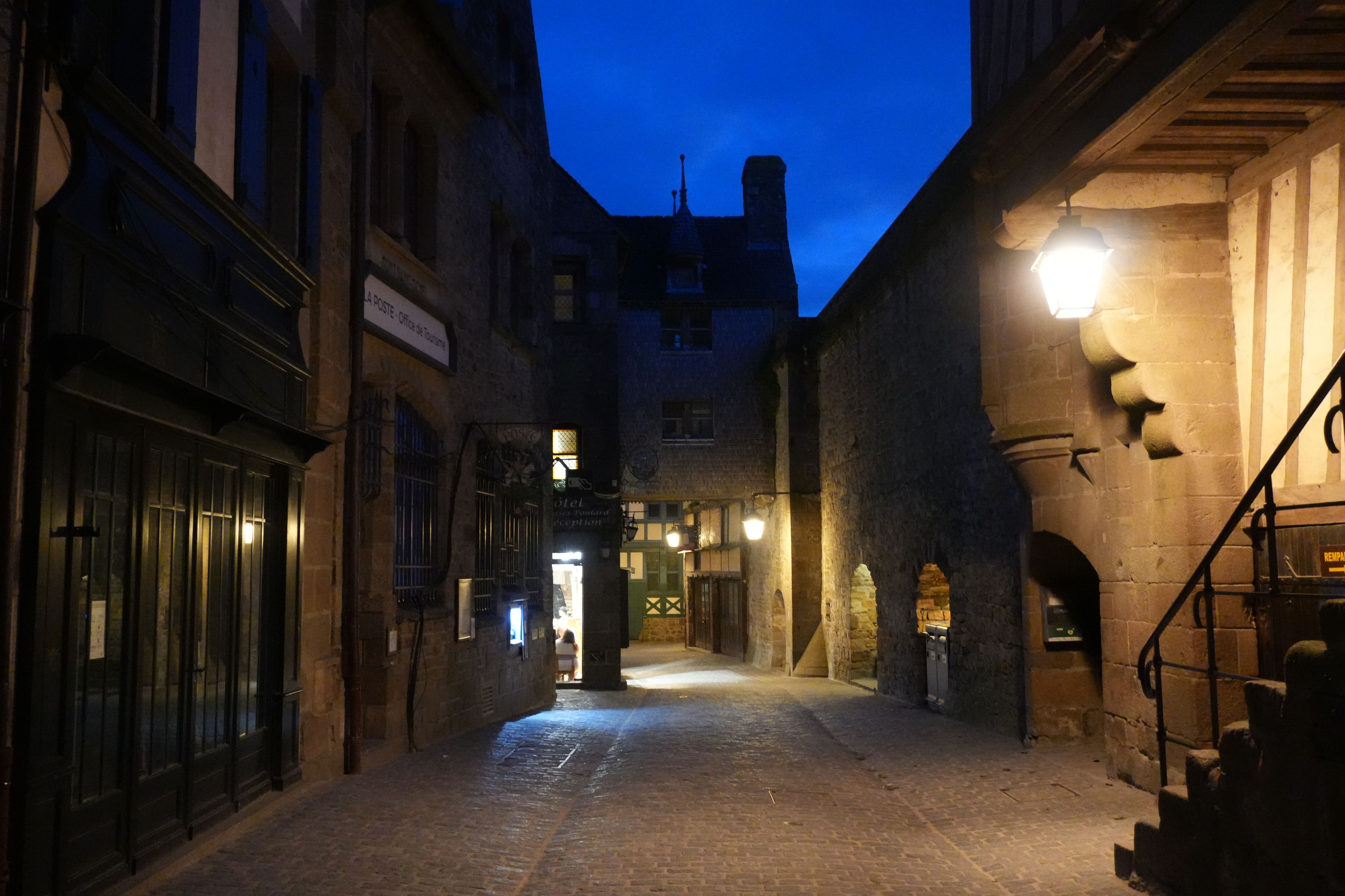 夜のモン・サン・ミシェルの城下町