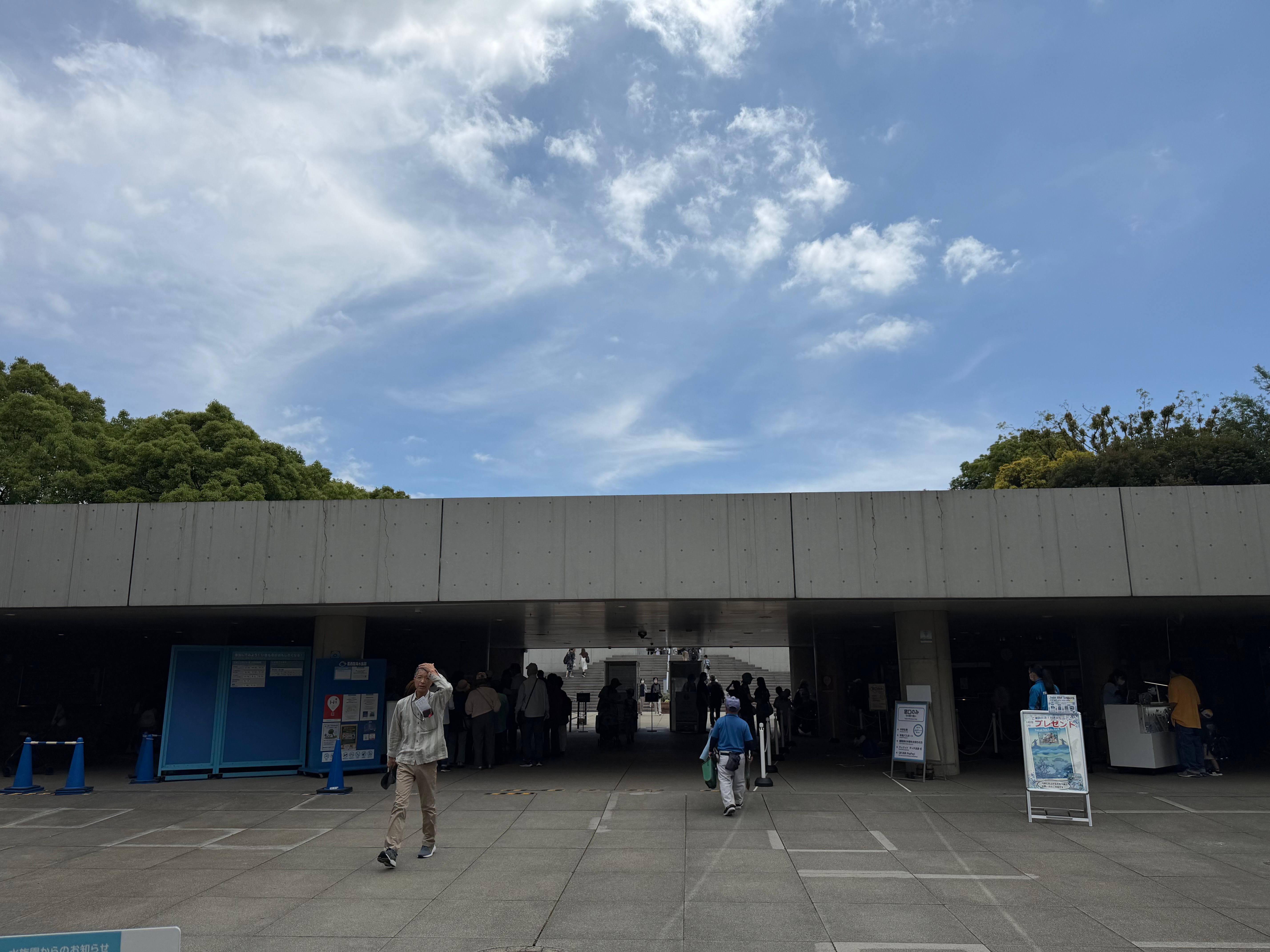 入り口の右側でチケットの購入ができます