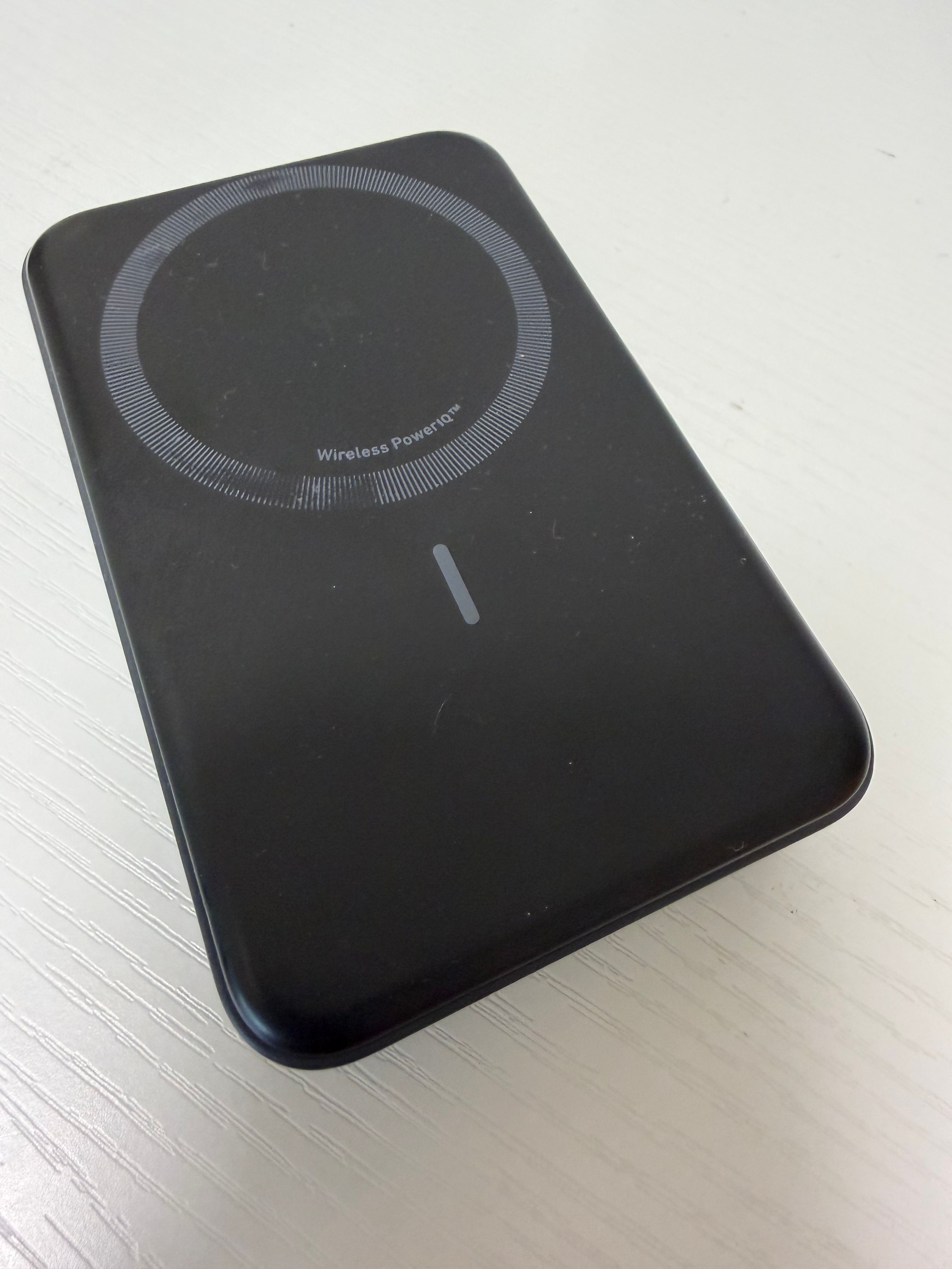 ワイヤレス充電として、上の丸いところにカチッとくっつける