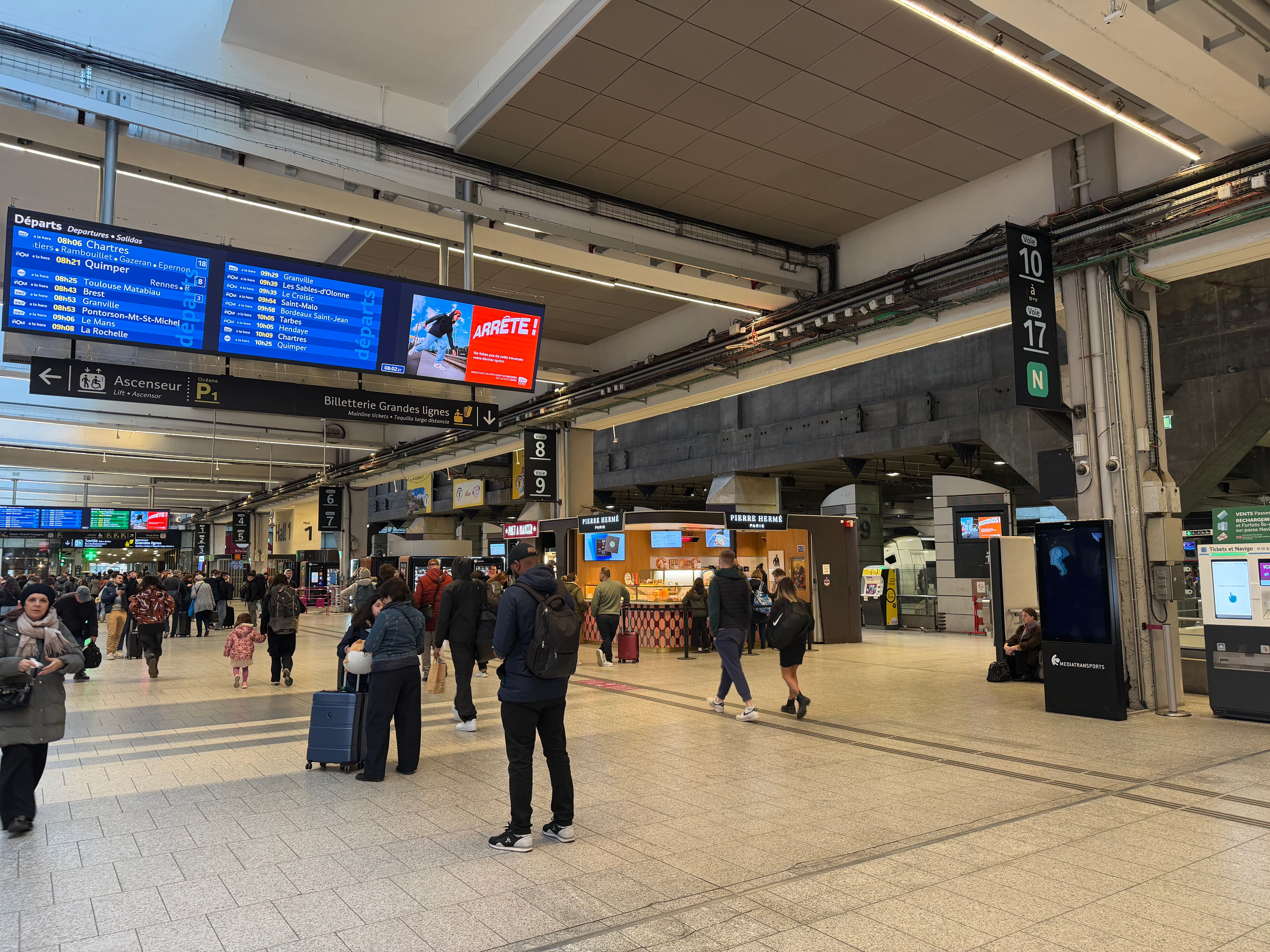 ホームの番号を見ながら移動