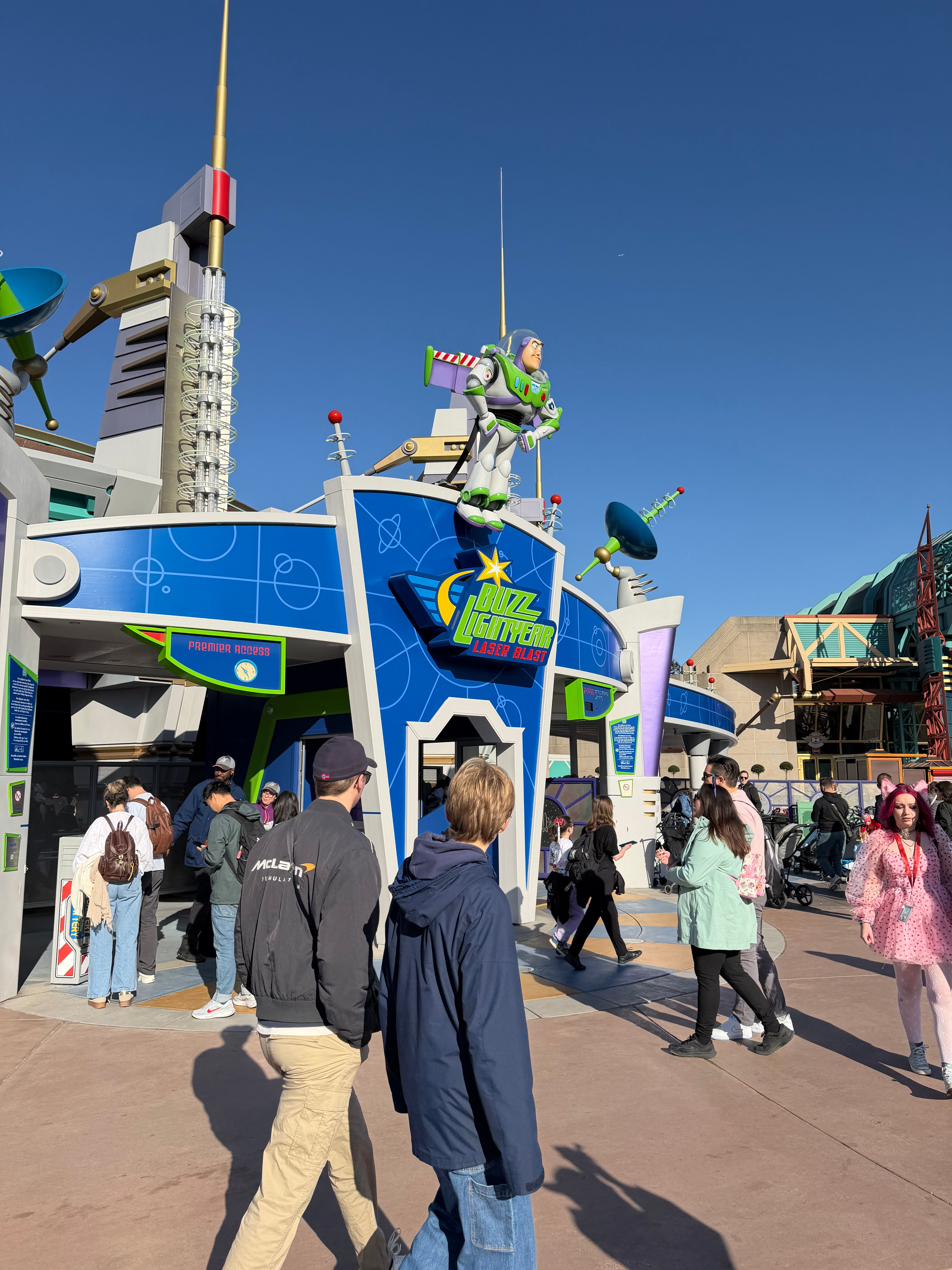 バズ・ライトイヤーの銃を使ってポイントを稼ぐアトラクション