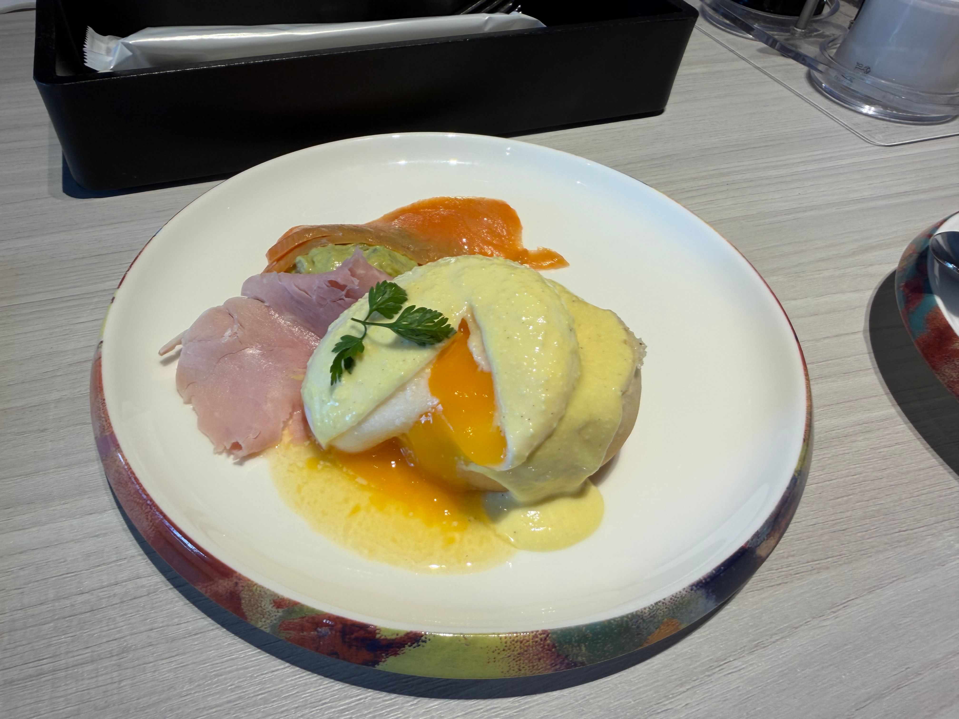 エッグベネディクト、美味かった