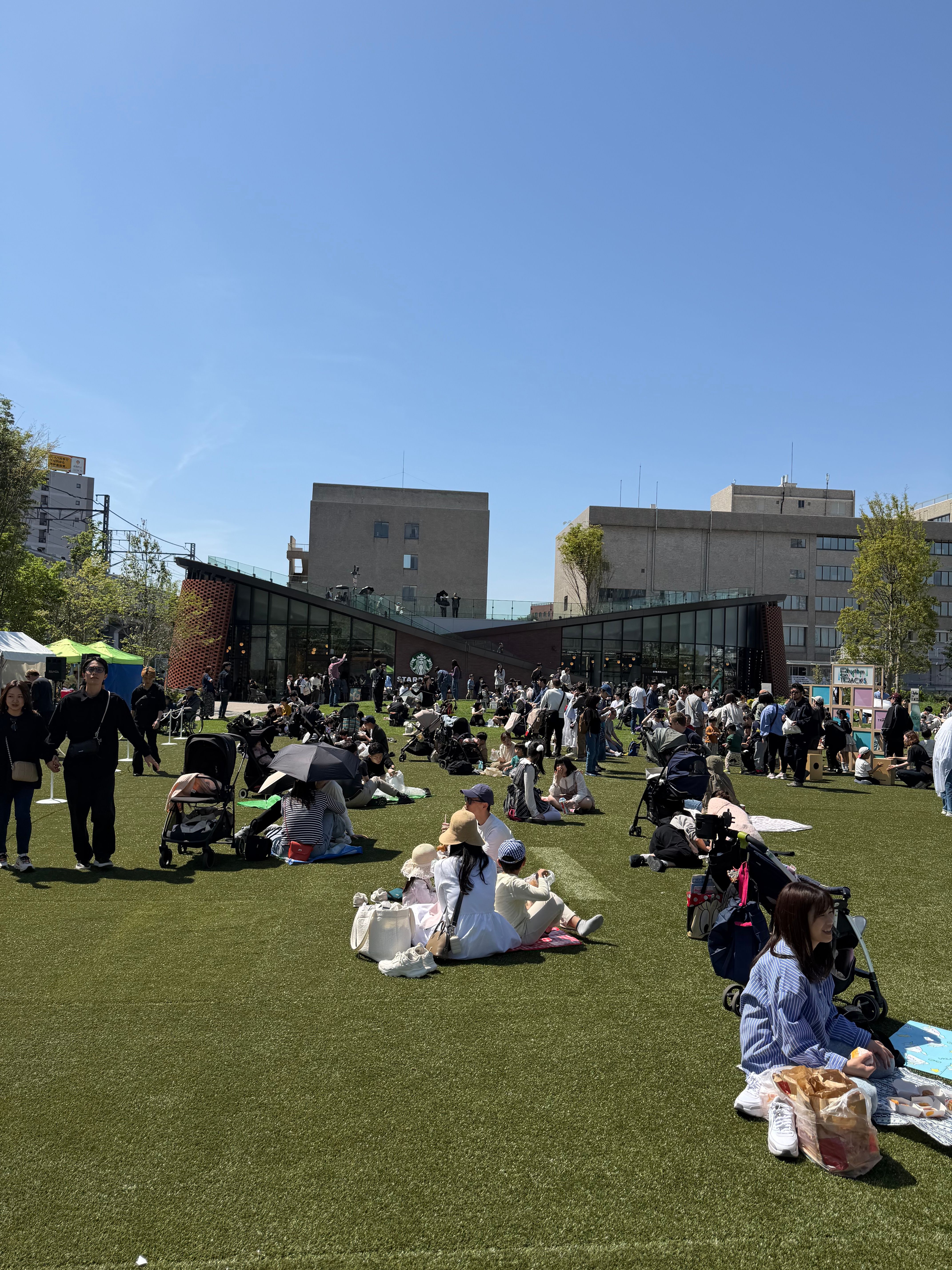 天然芝の向こうにスターバックスが