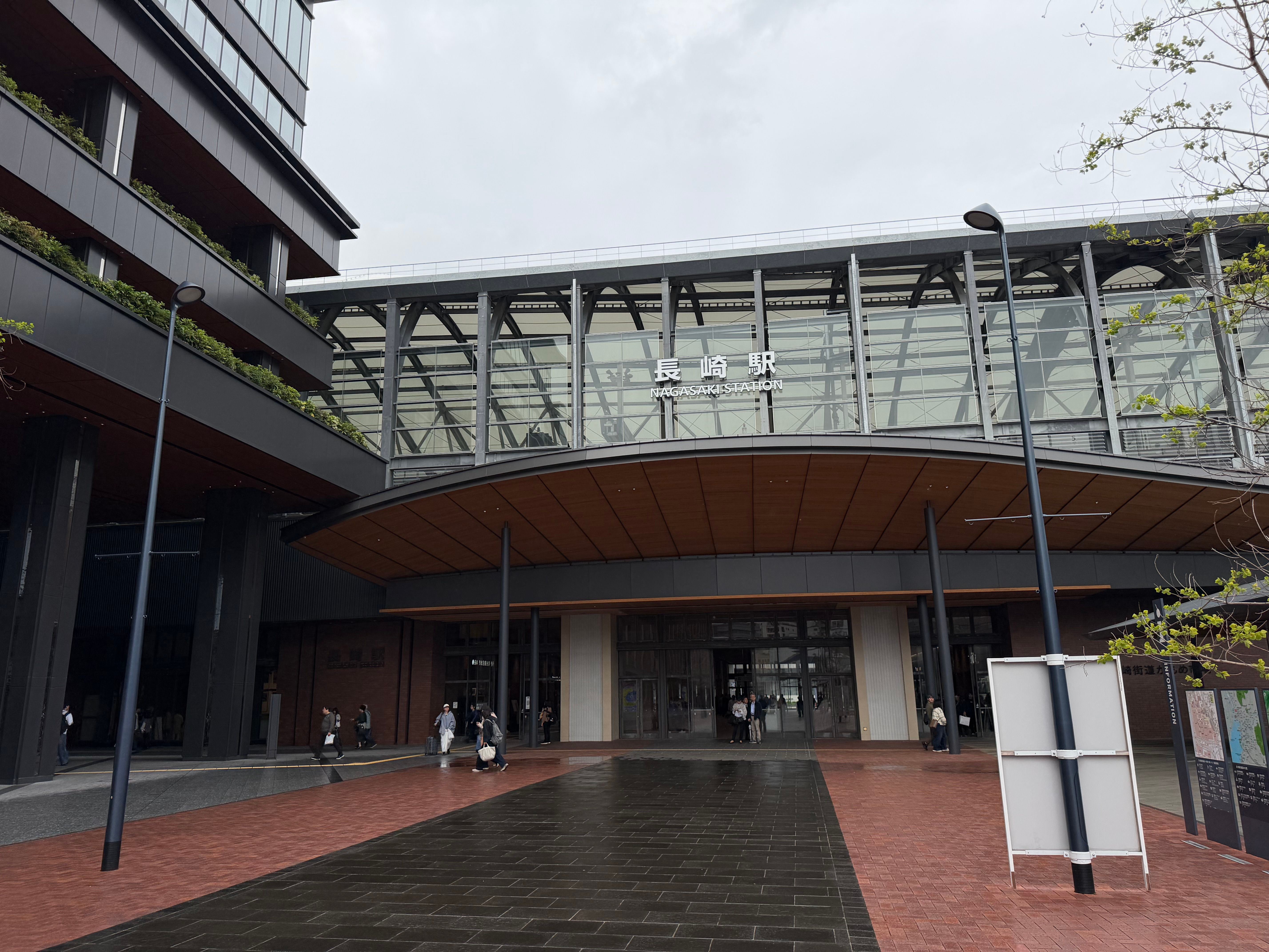 長崎駅が新しくなっている