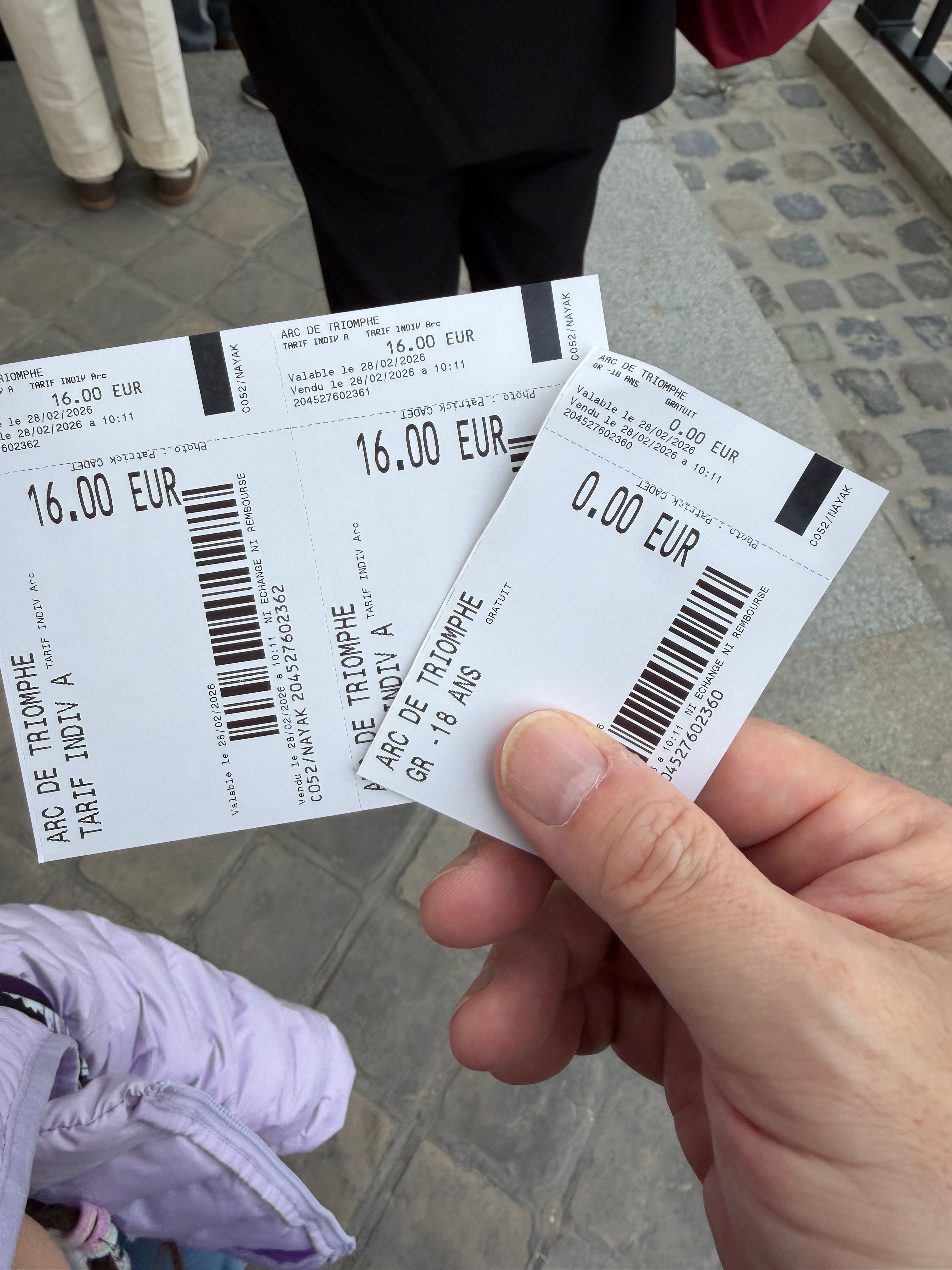 チケットは子供の分も含めて3枚発行されます