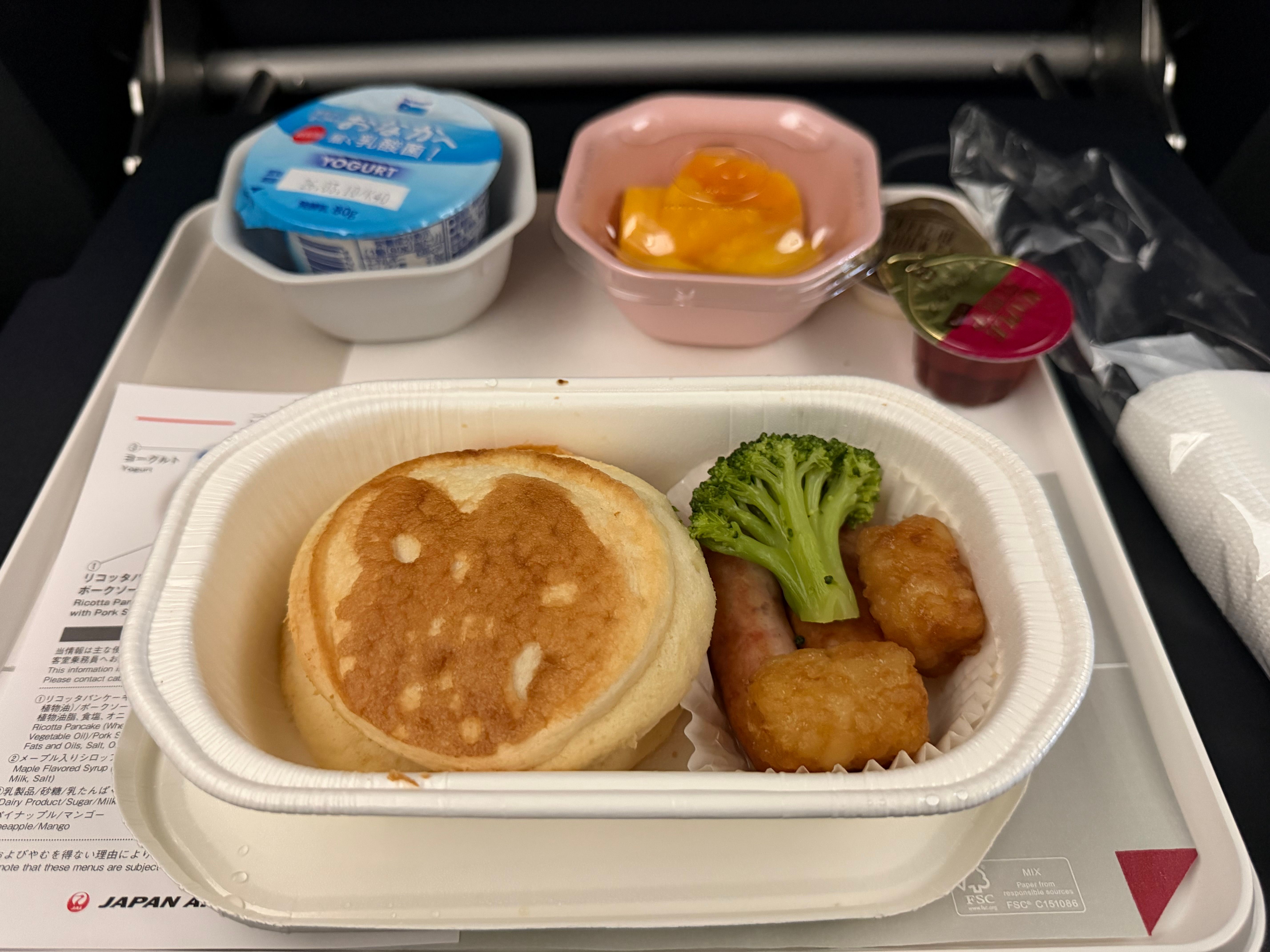 パンケーキの軽食で機内食は終わり