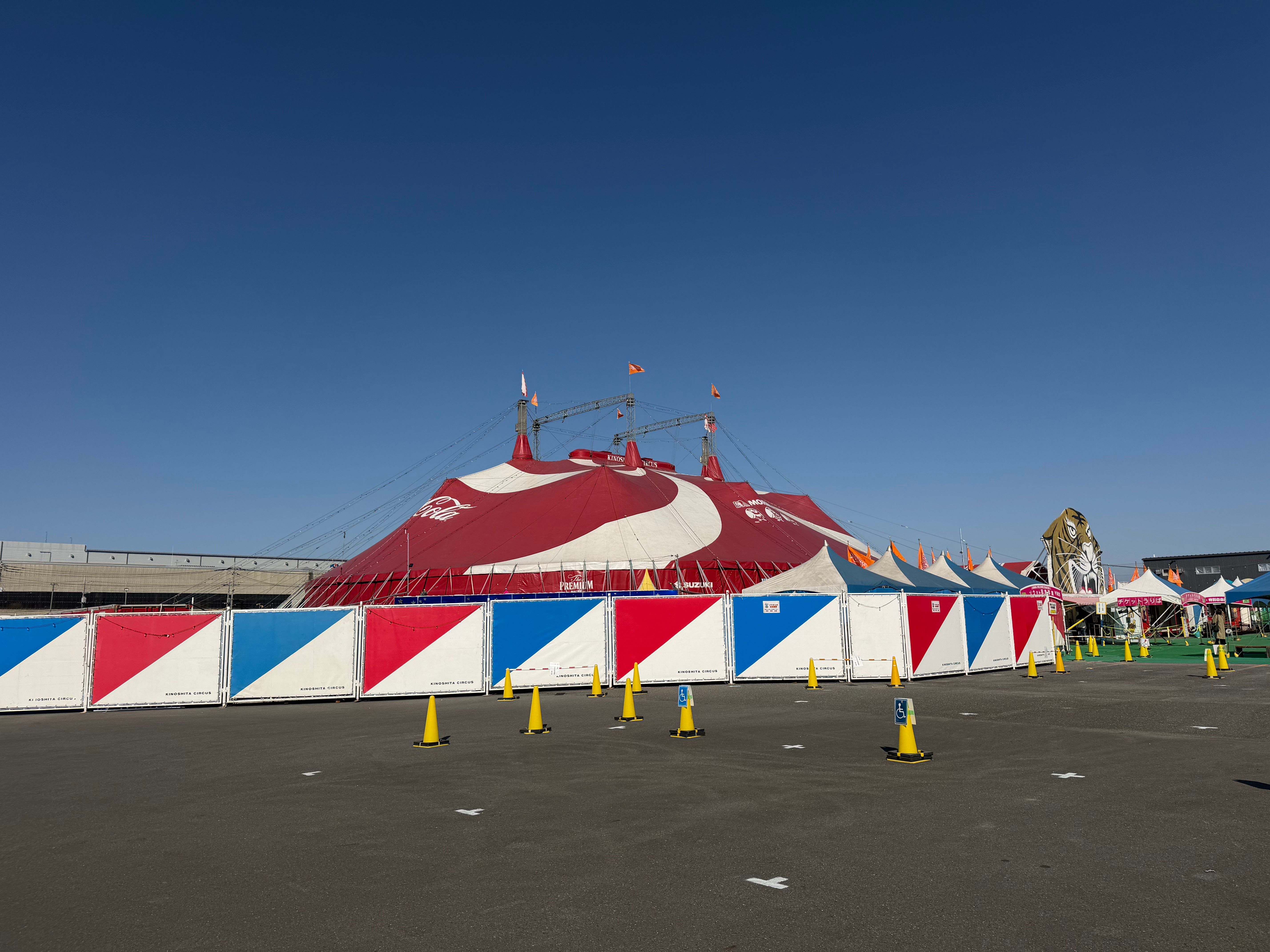 サーカスの巨大テント