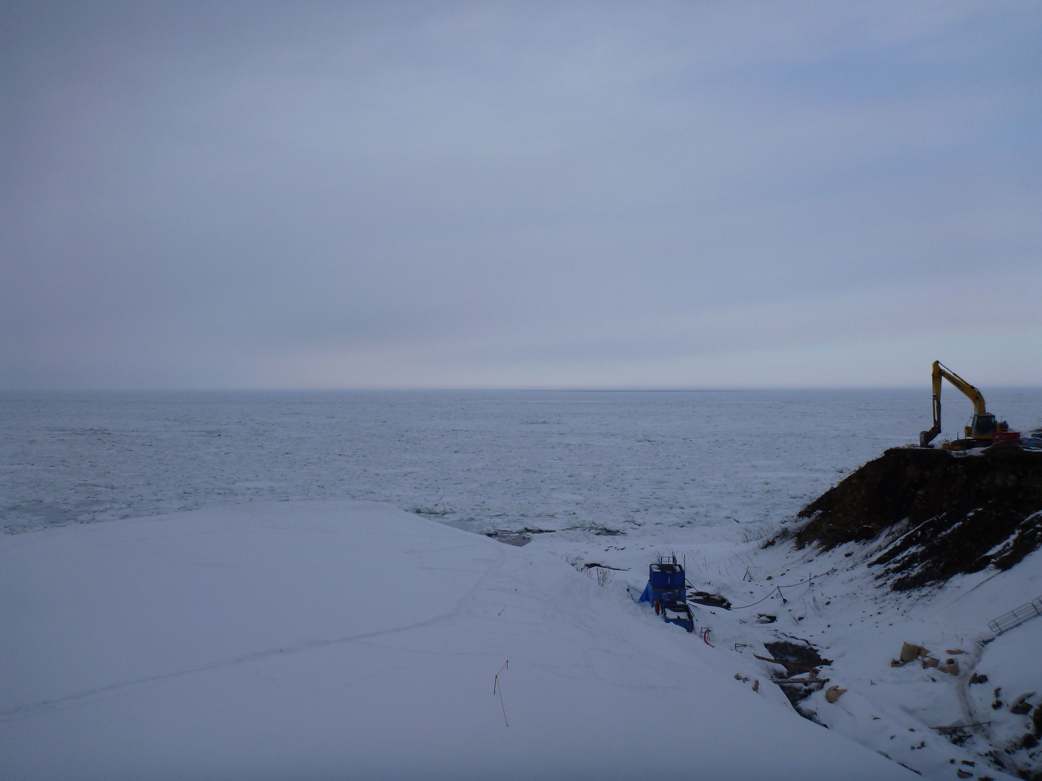 流氷は遠くから流れてきてます