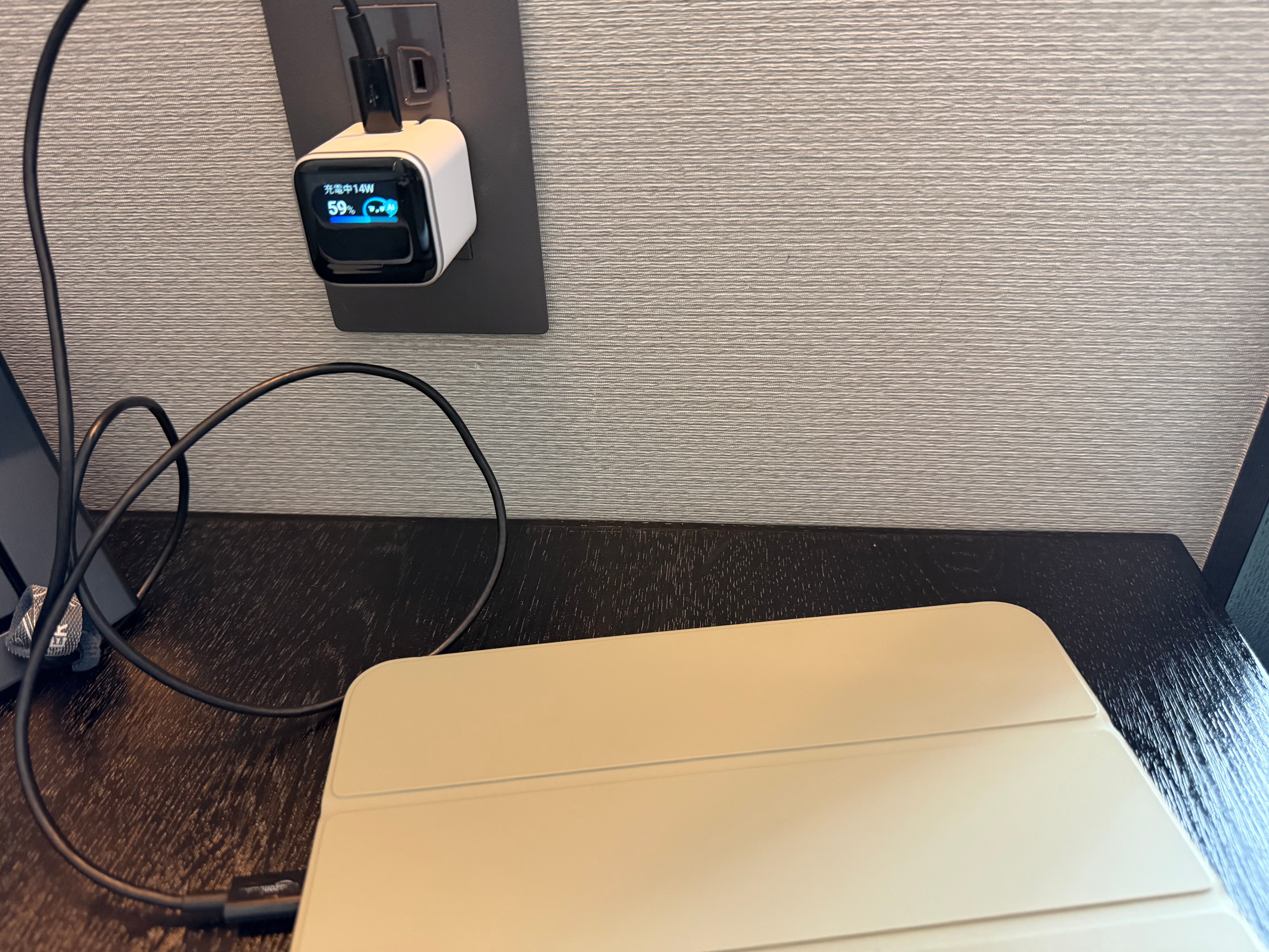 iPad mini を充電しています