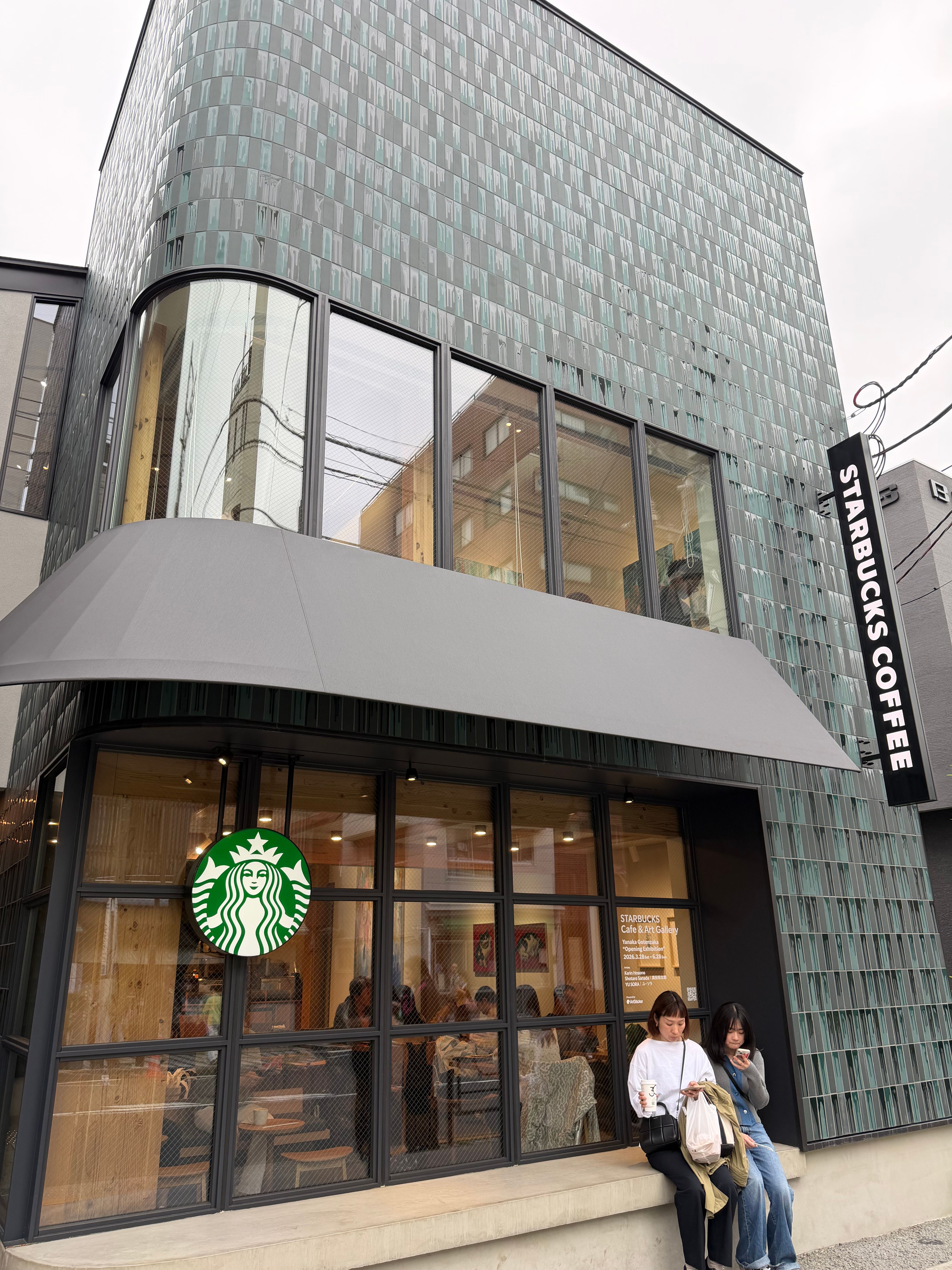 立派な建物だけど入り口はどこ？