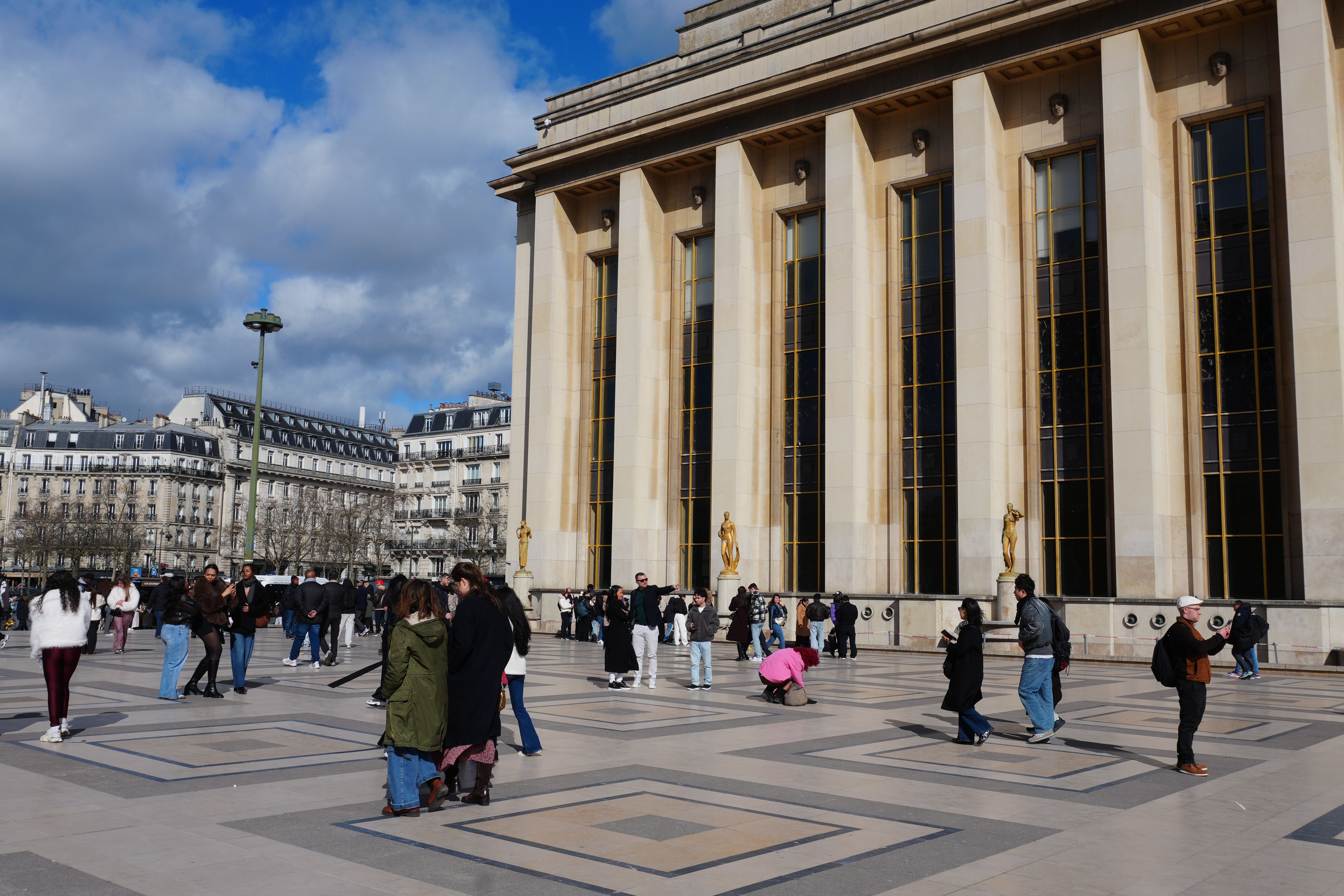 まさにこの広場で決闘の方法を決めていた形
