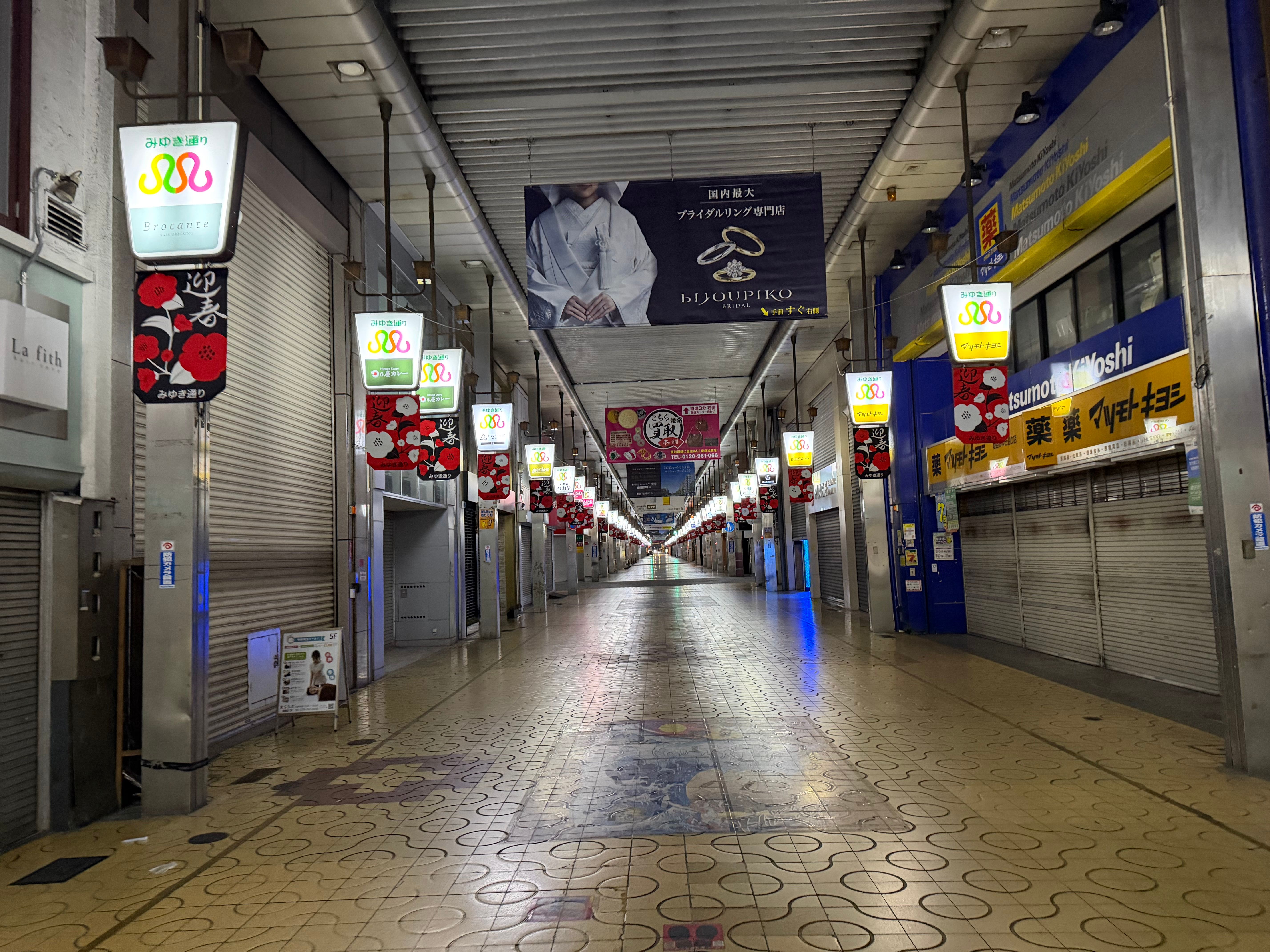 朝の商店街には誰もいない