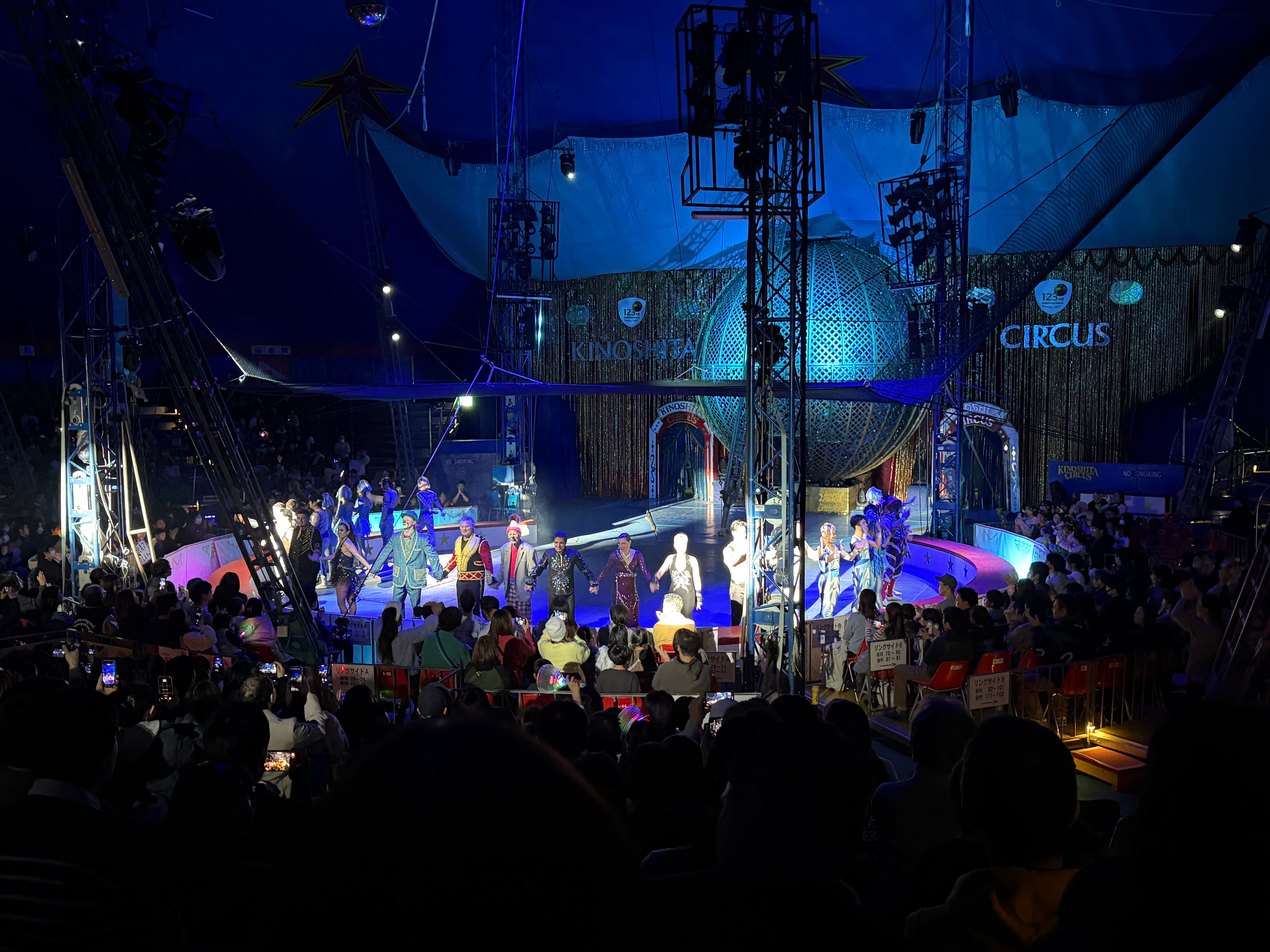 多くのパフォーマーがサーカスの演技を支えている