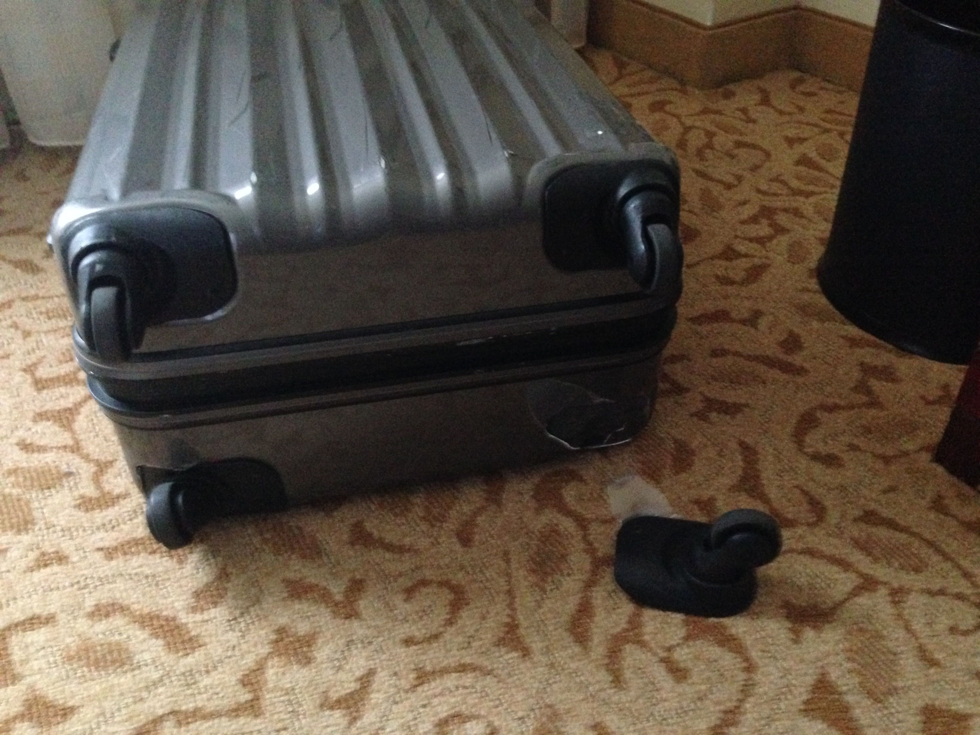 スーツケースが壊れた