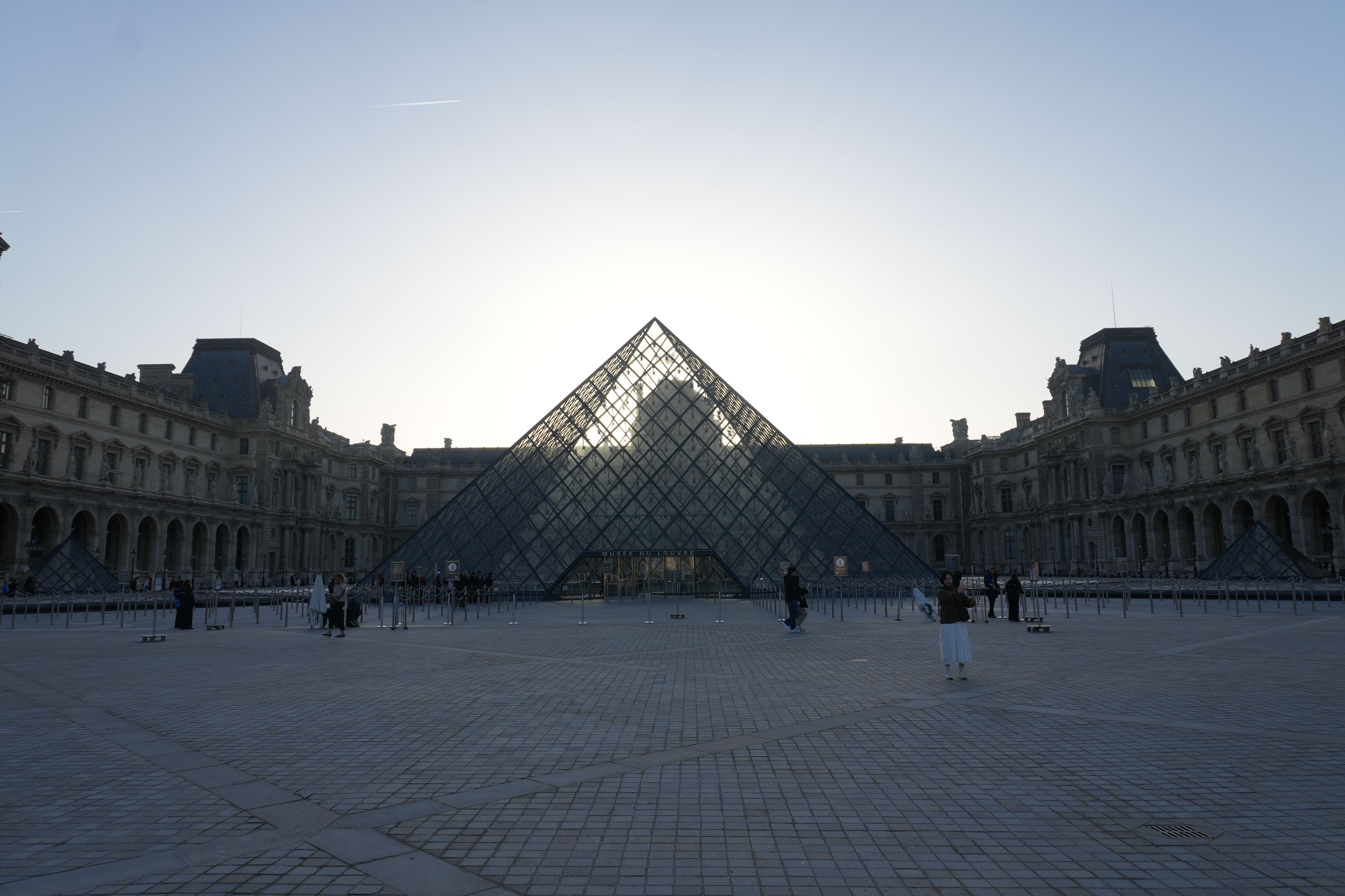 朝のピラミッド