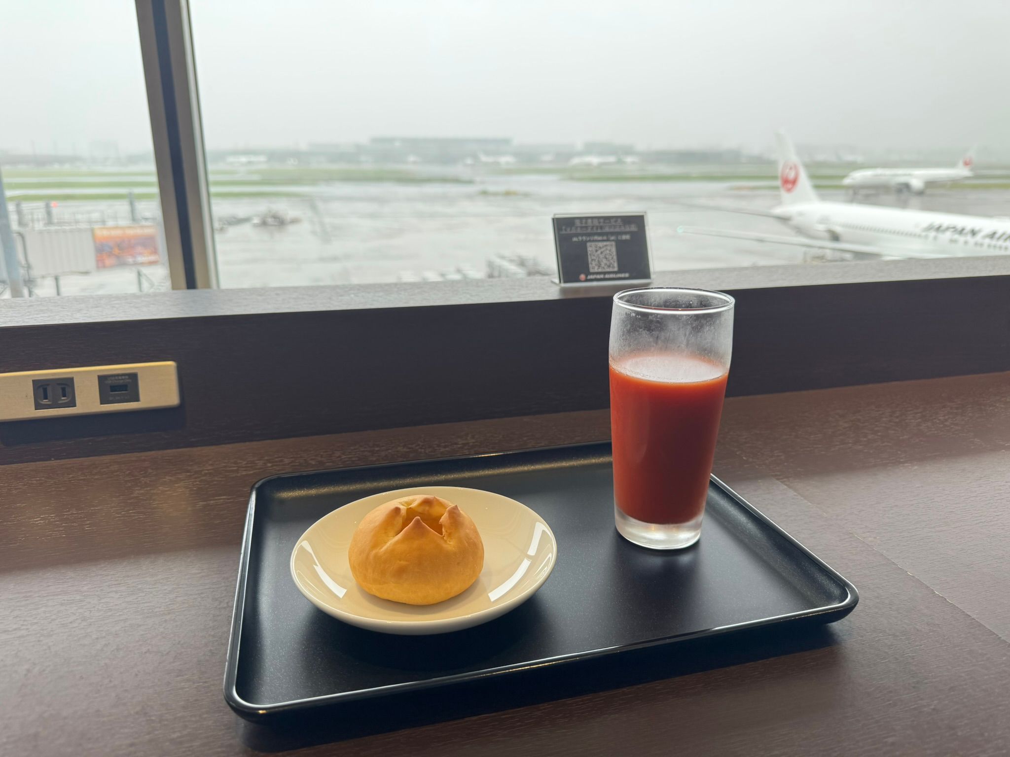 機内で食事があるのでラウンジでは軽く