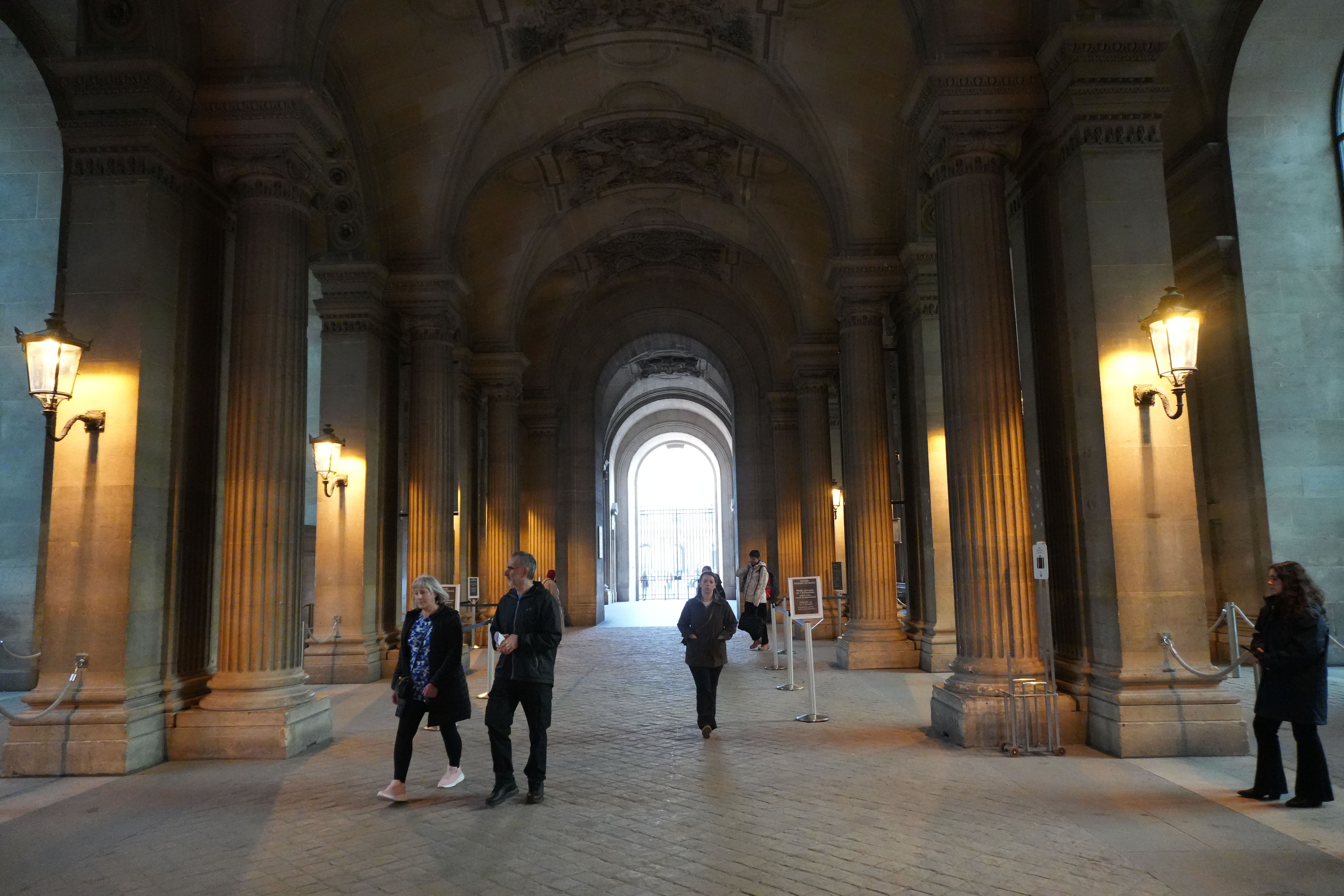 駅から入り口に向かっていく