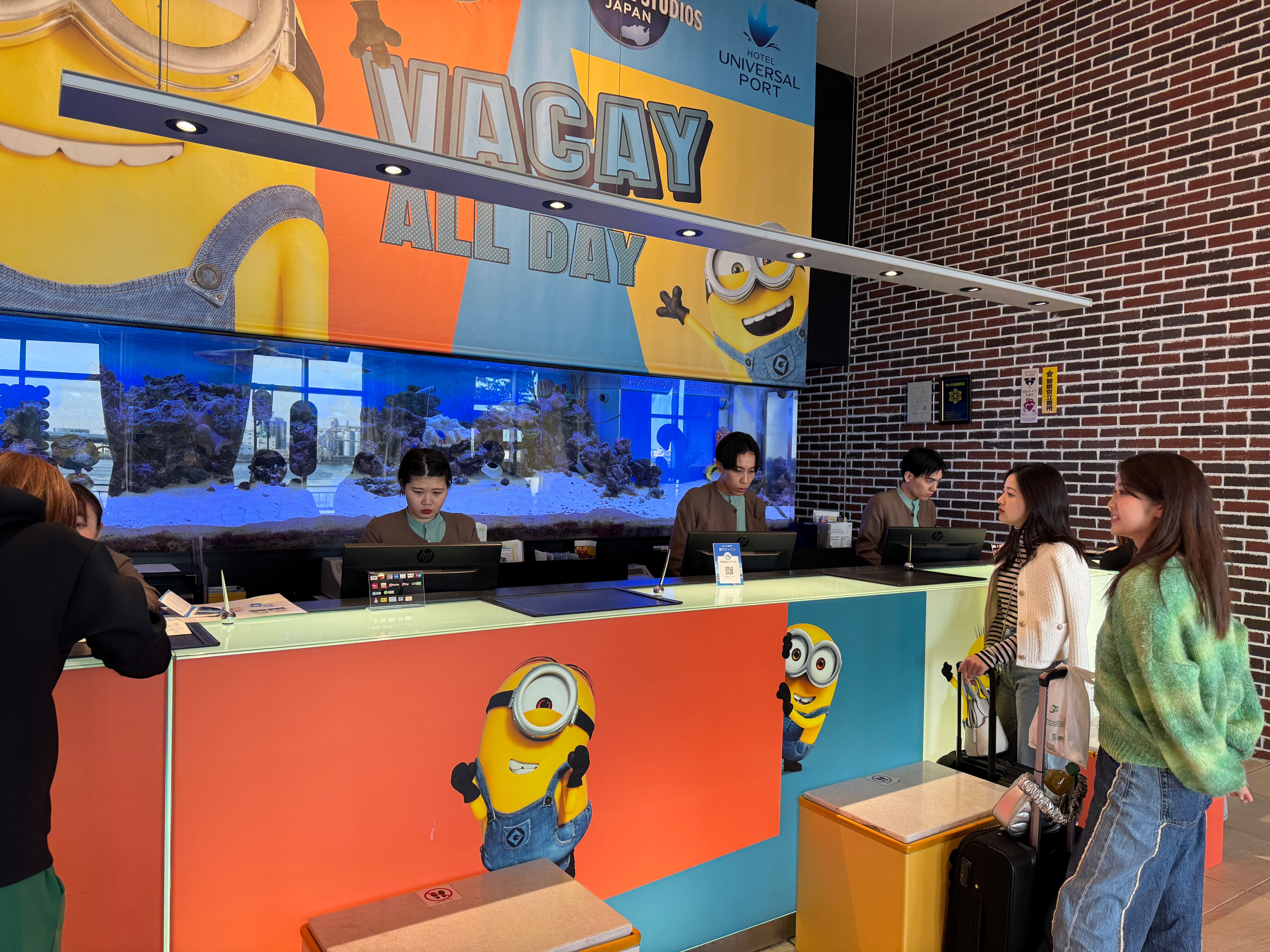 ホテルのフロントもエレベーターもミニオンズ