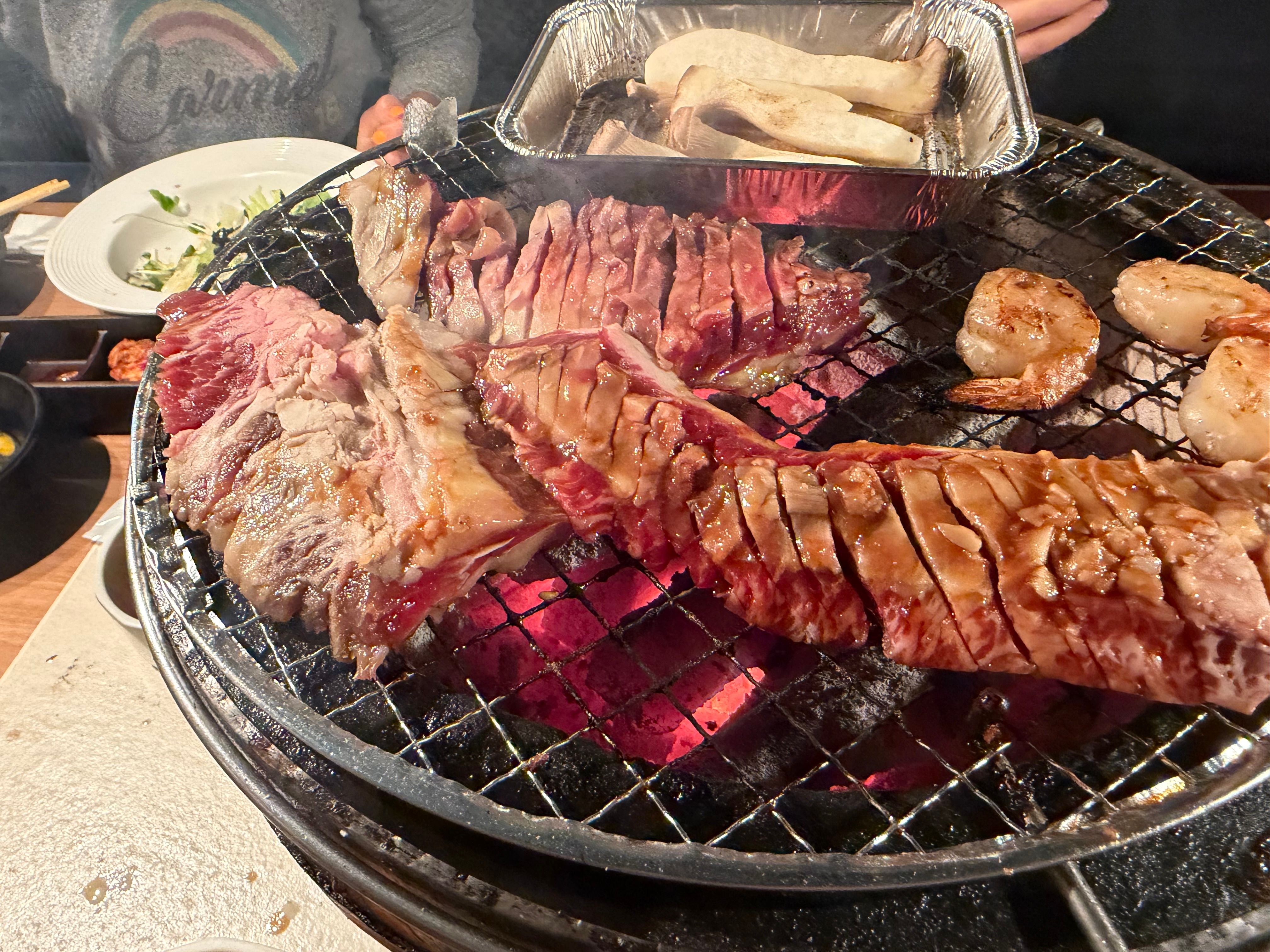 焼肉が焼けている模様