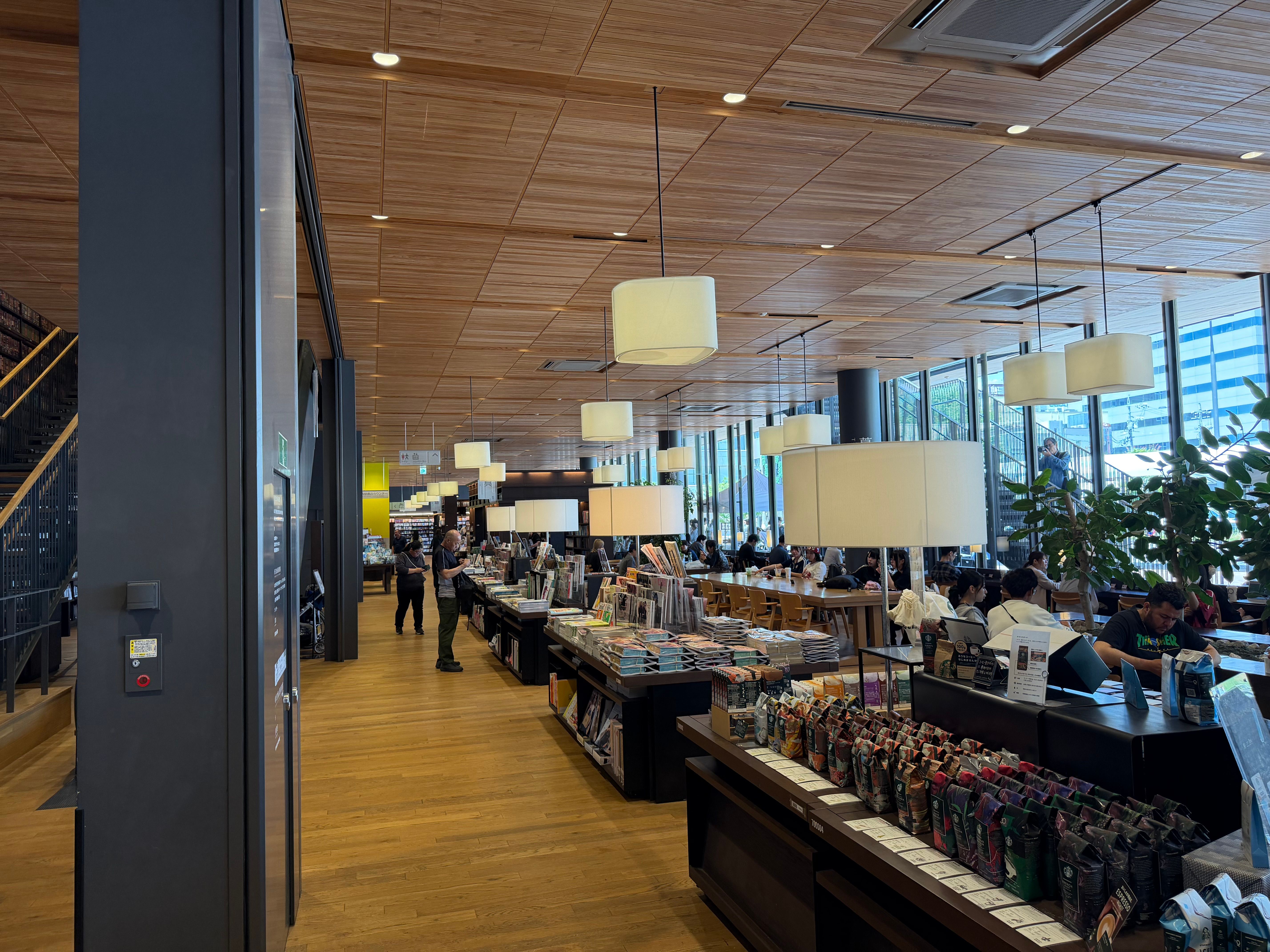 最近東京でも増えてきた書店の中にあるスターバックス