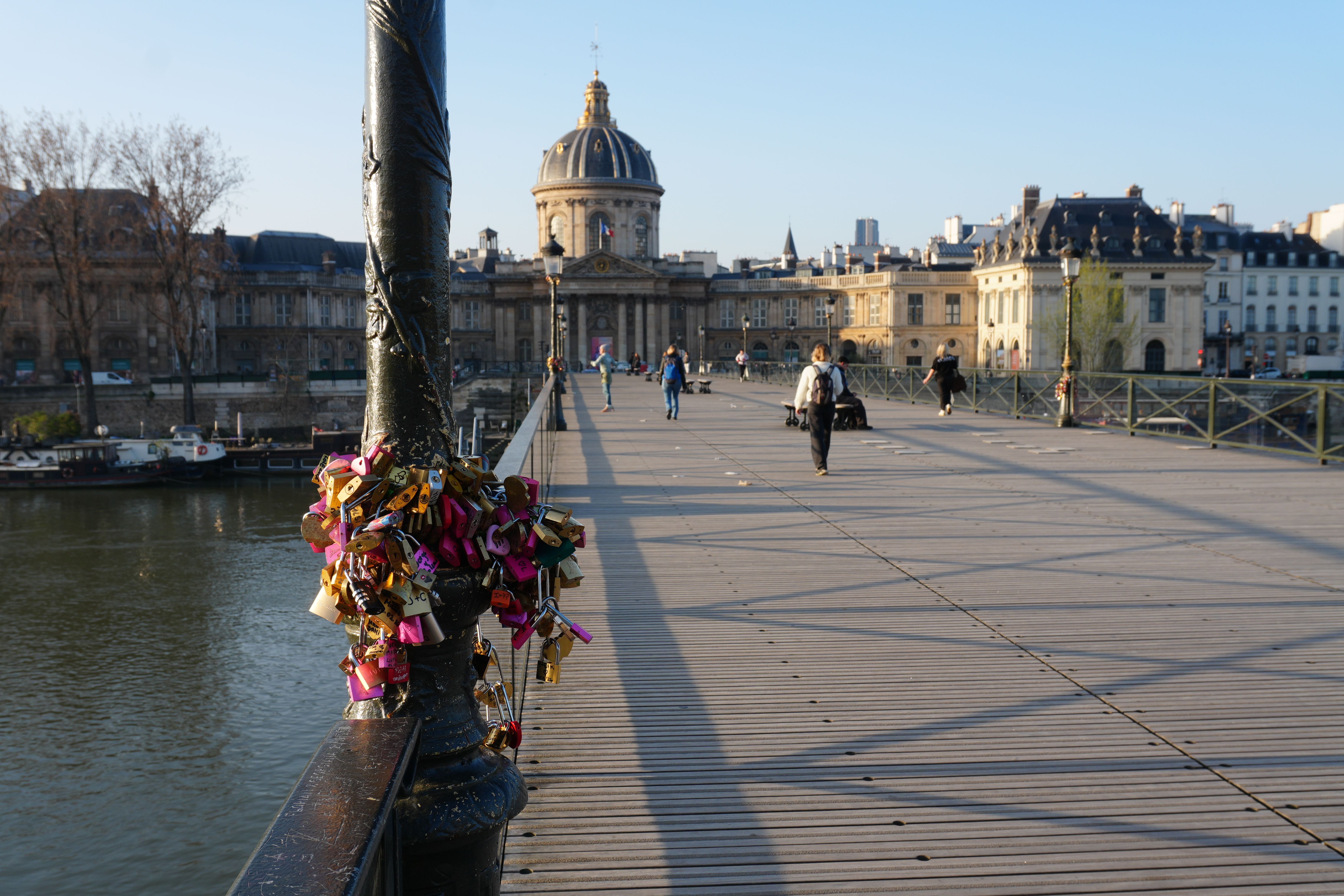 電柱の下には大量の南京錠が