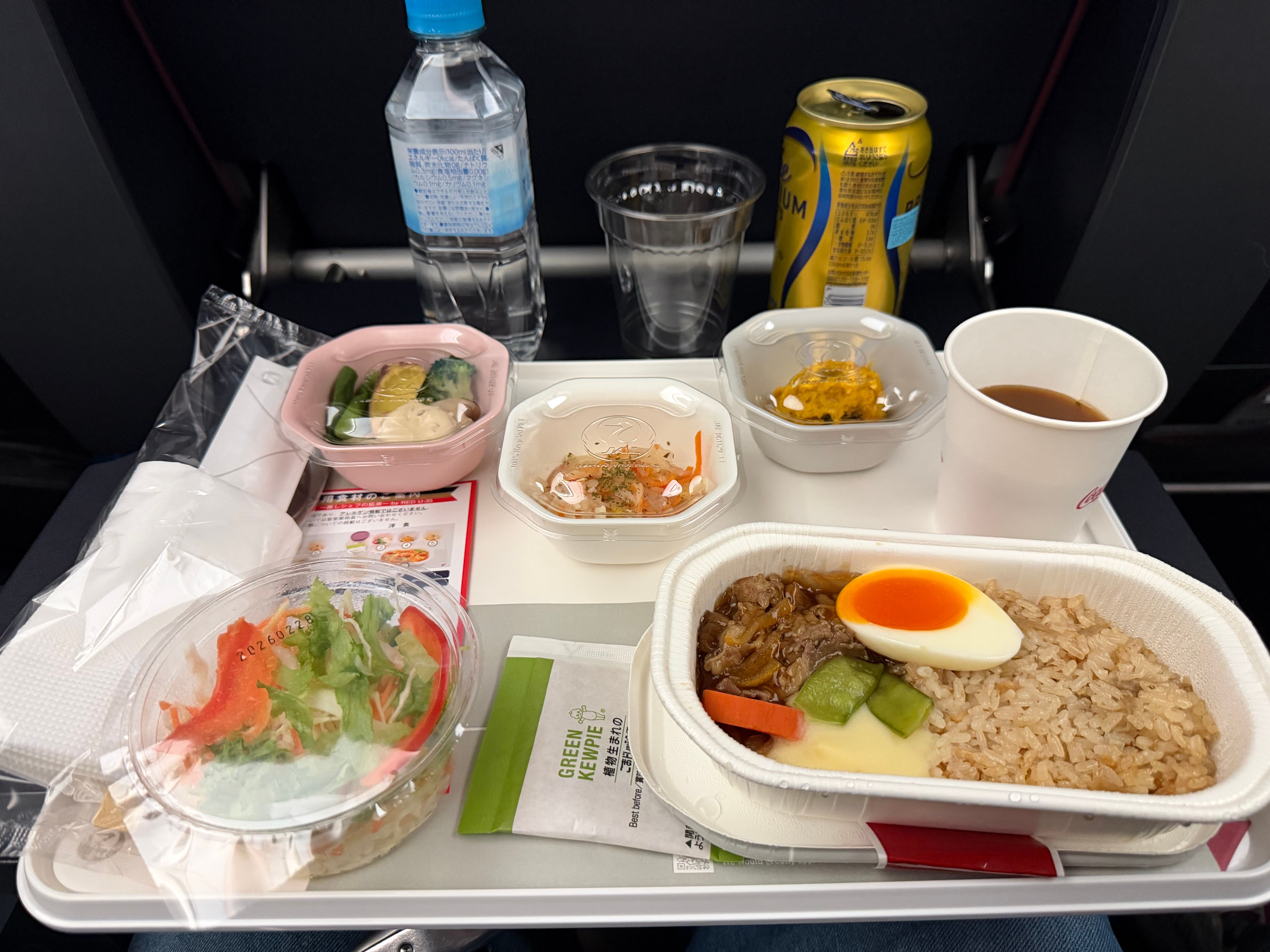 最初の機内食とビール