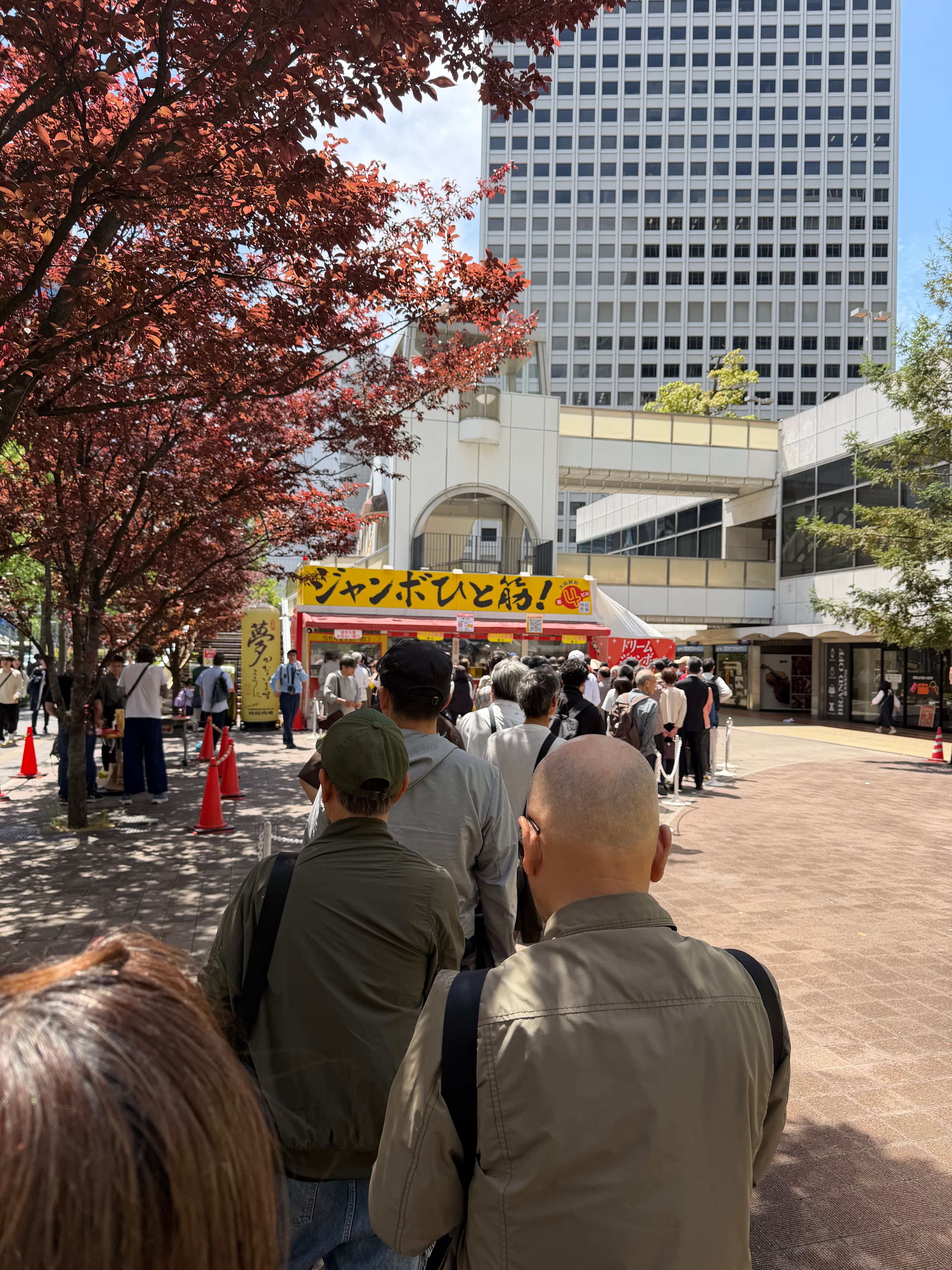 行列に並んで購入