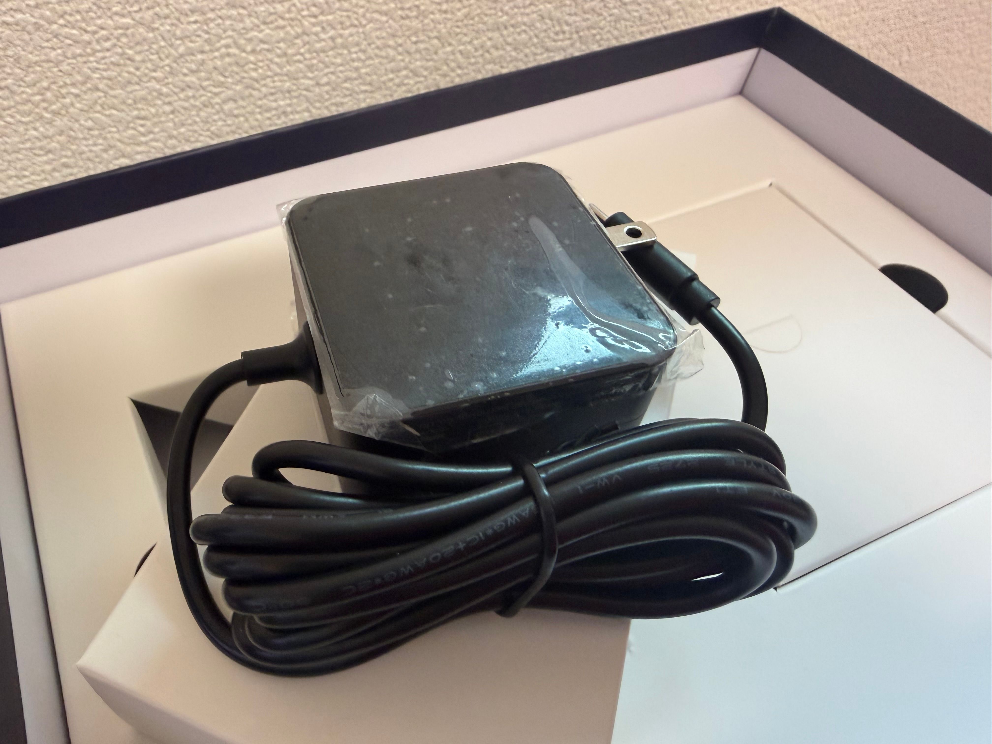 AC アダプタはでかい