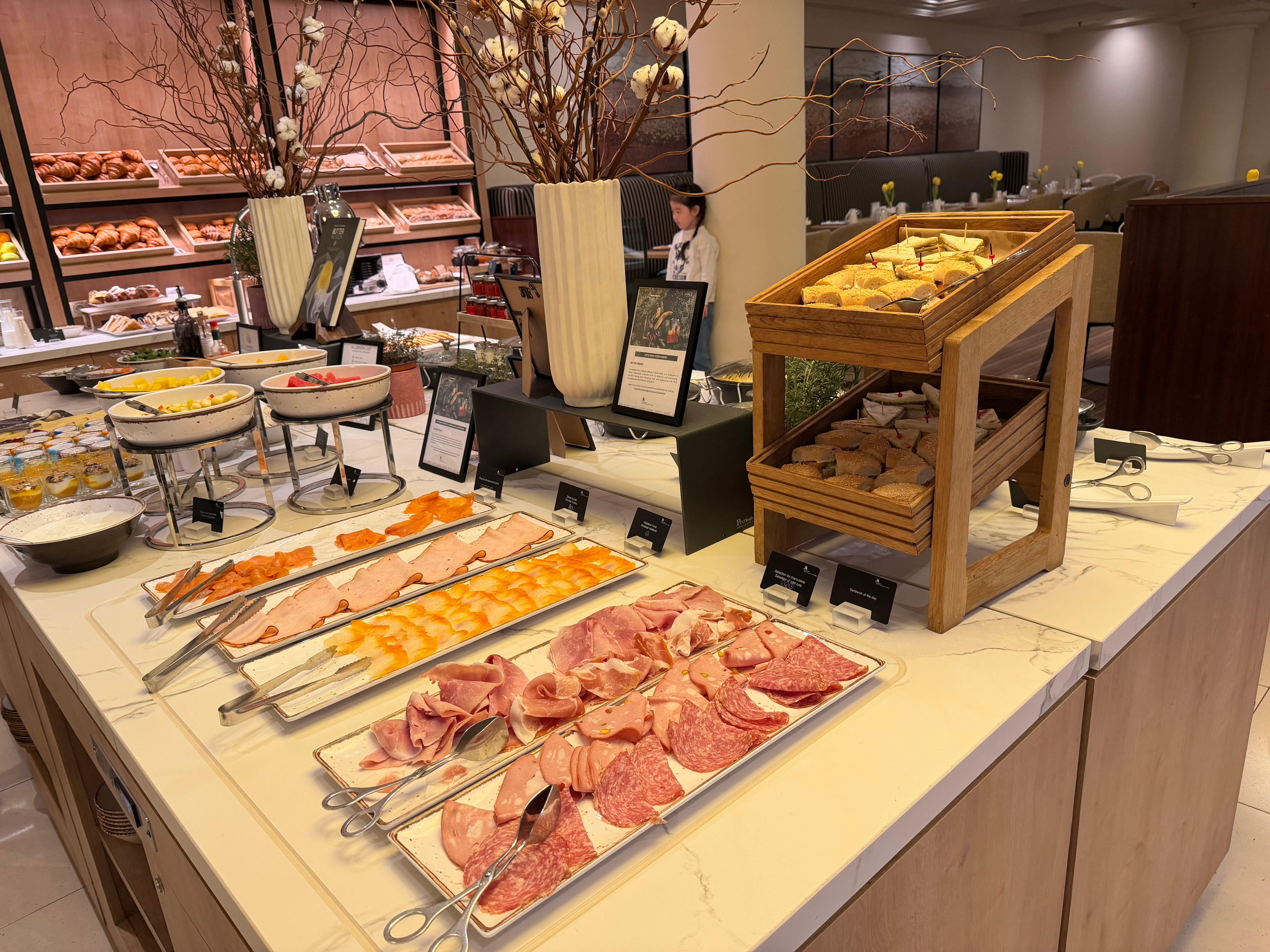 ベーグルコーナー、ここで普通にハムとか取りました