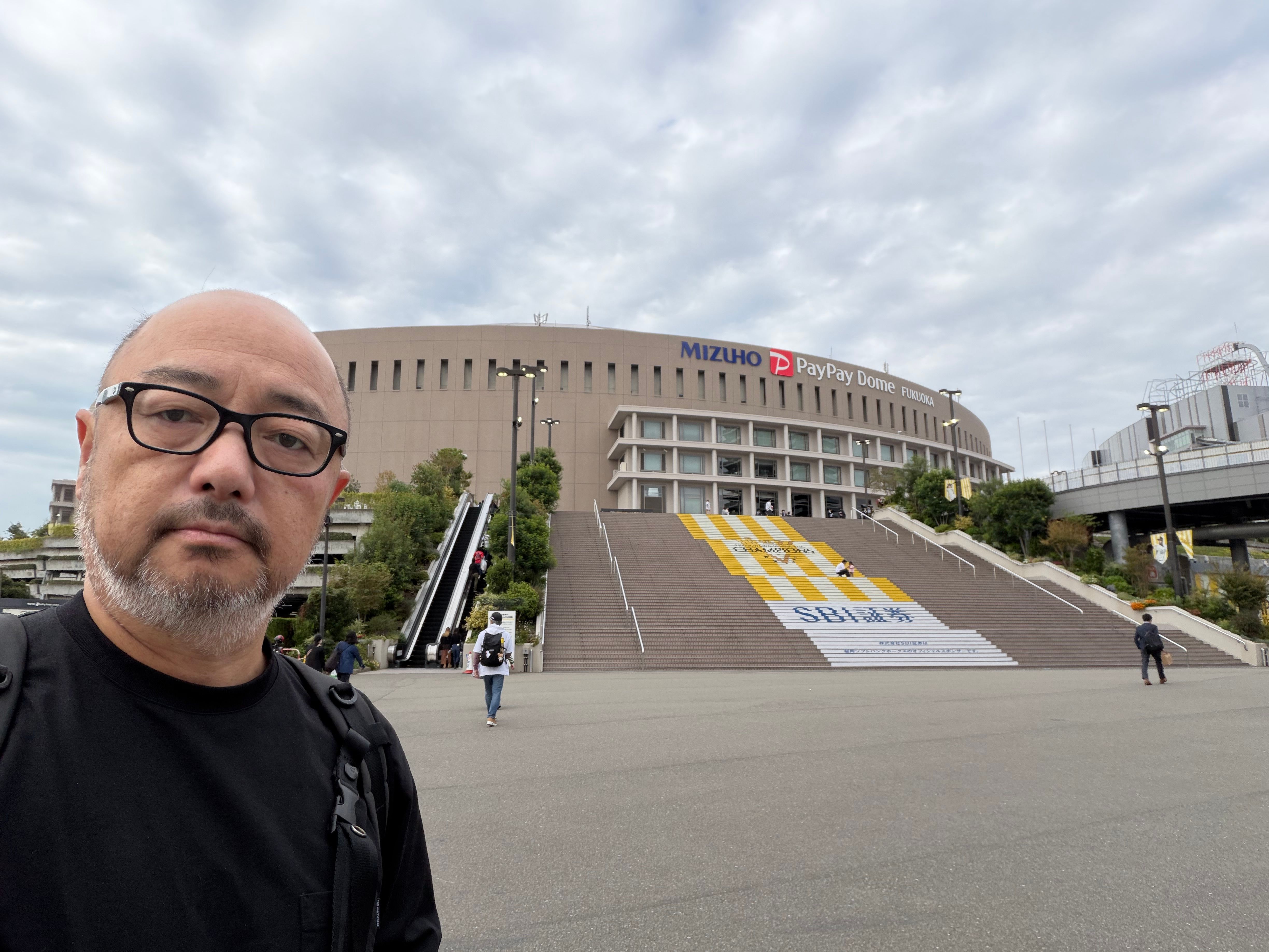福岡みずほ PayPay ドーム前で記念写真