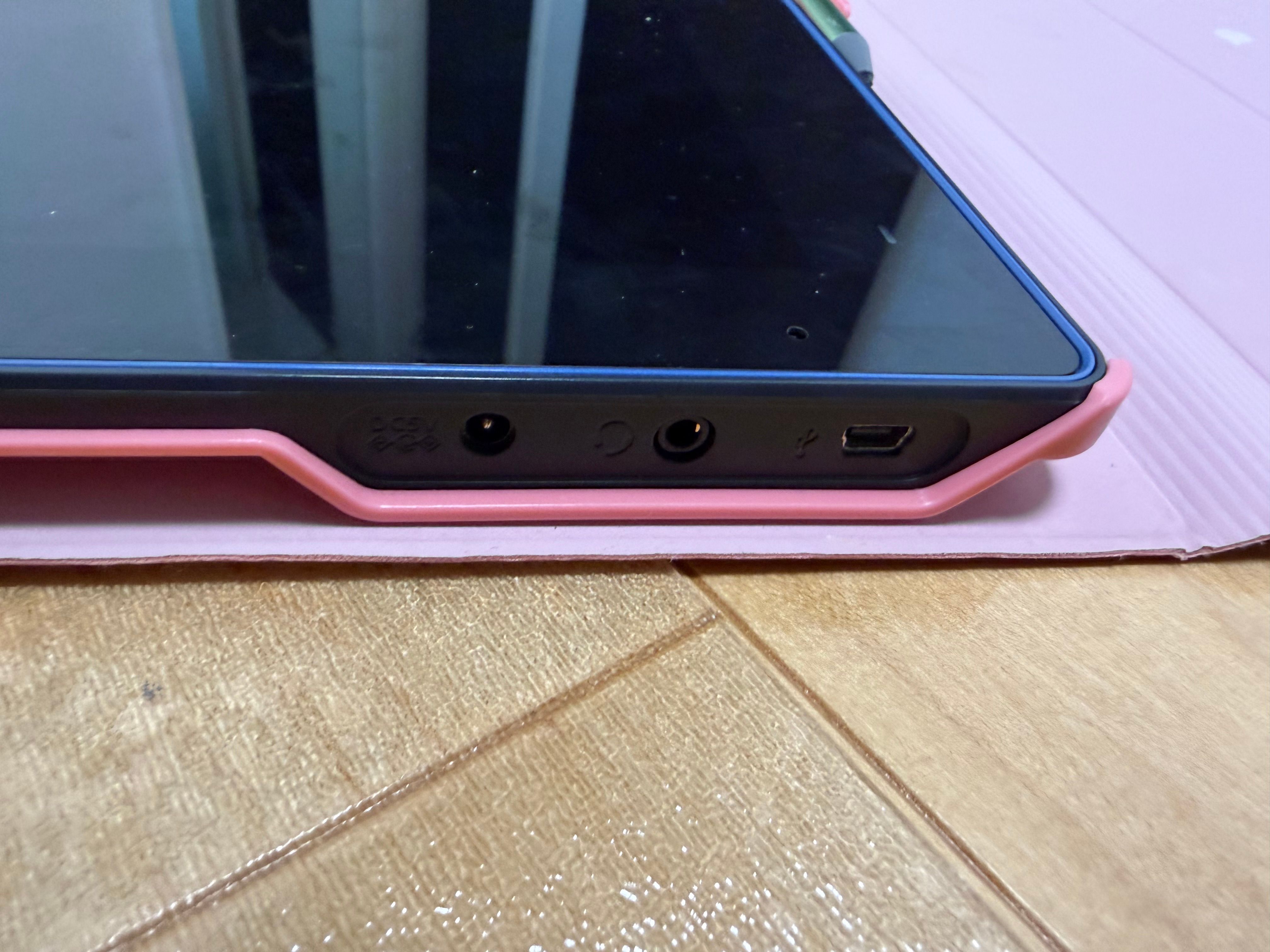 充電は AC 電源、USB のコネクタも古いという状況