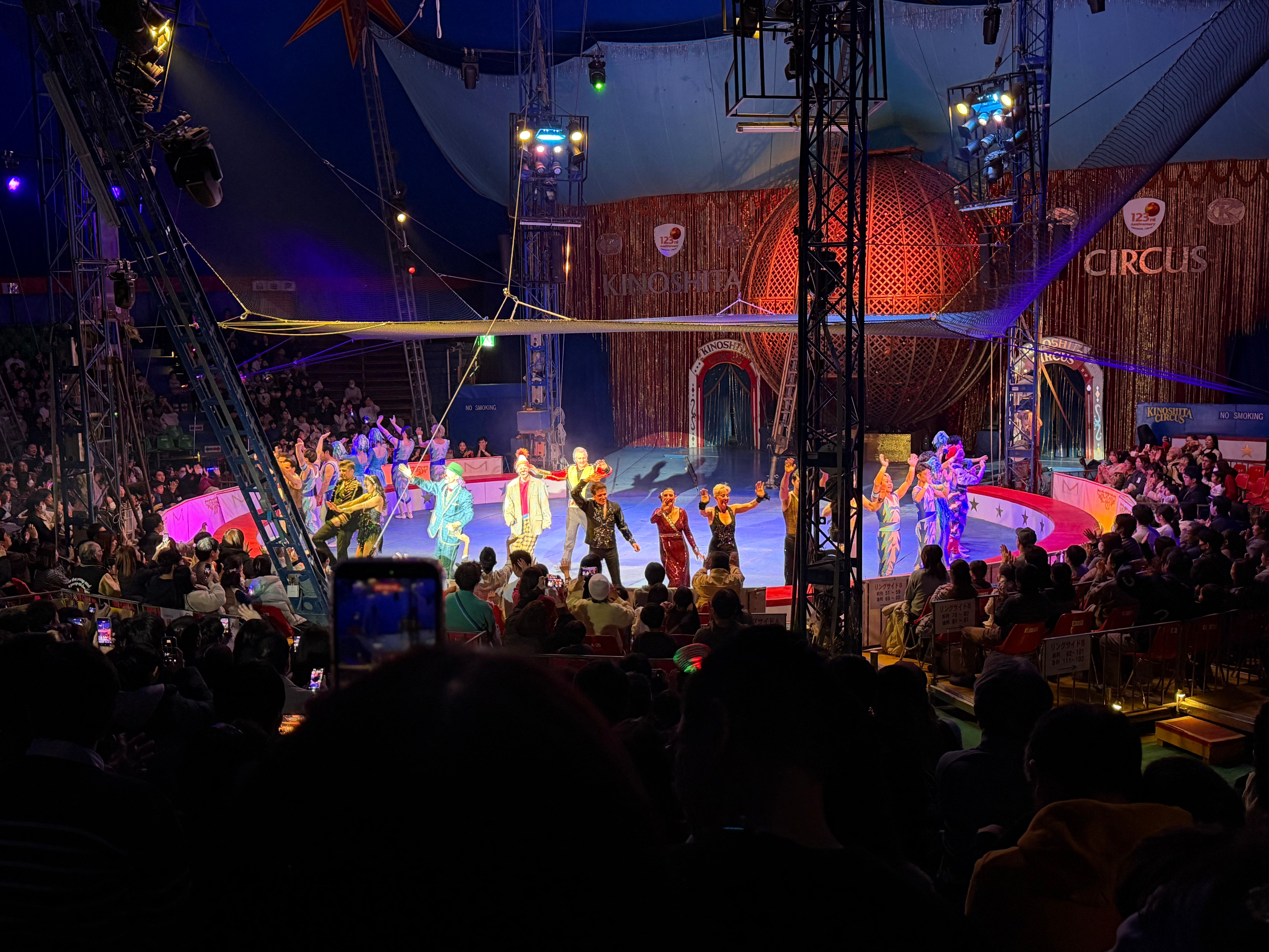 最後のパフォーマーの挨拶、みんなで大拍手