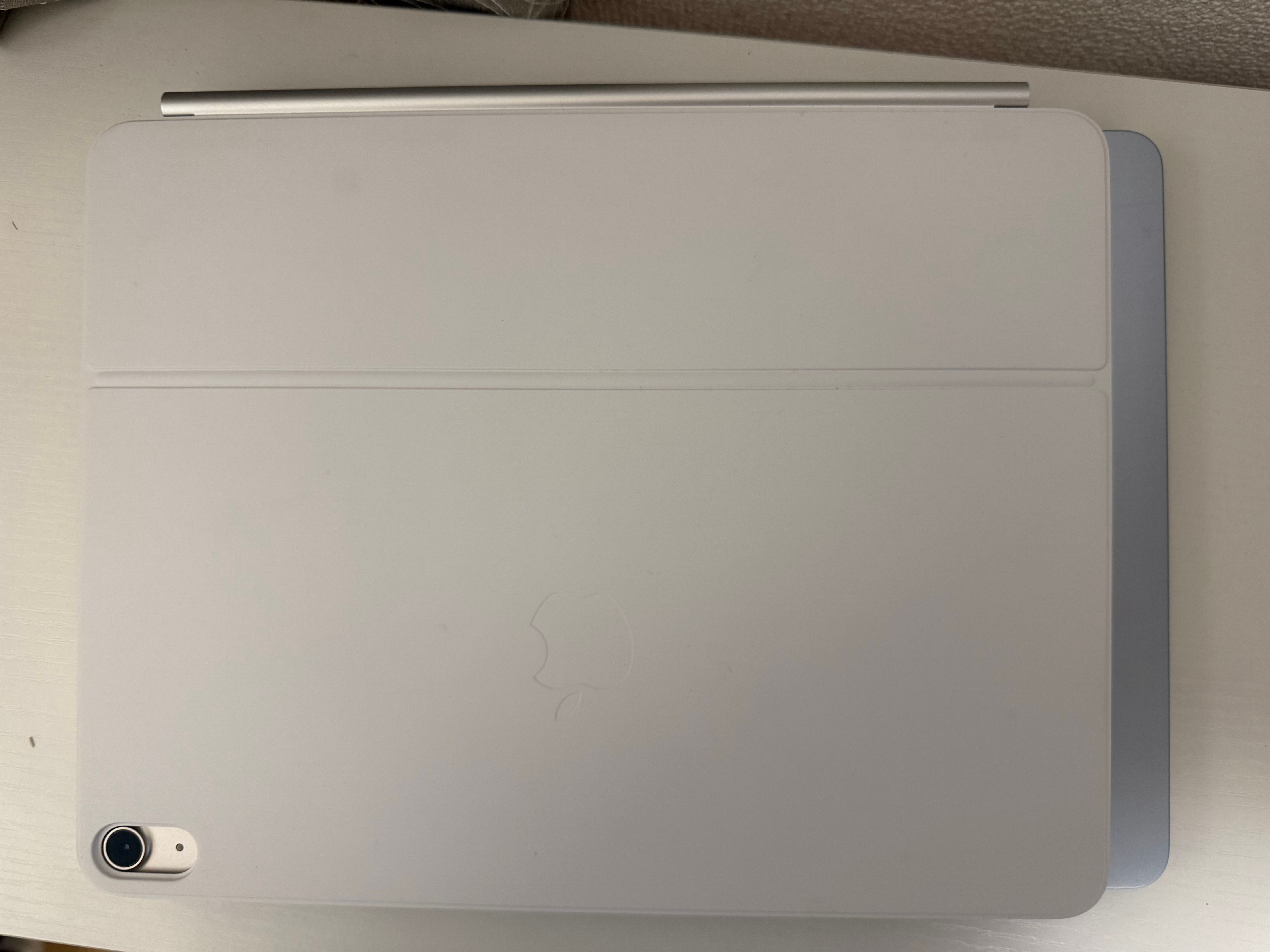 iPad Air を MacBook Air の上に載せる