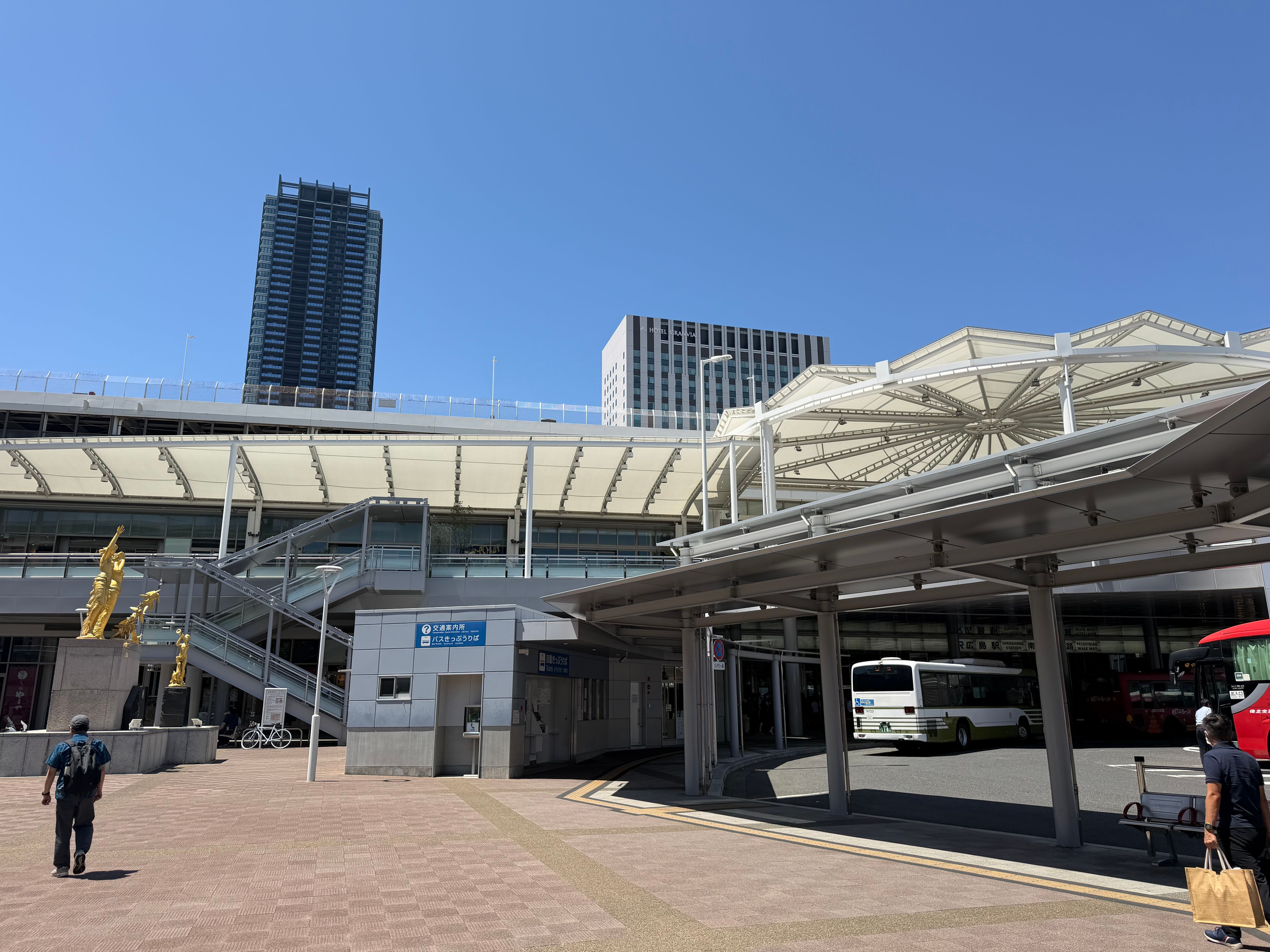 広島駅は駅前ずいぶん綺麗に