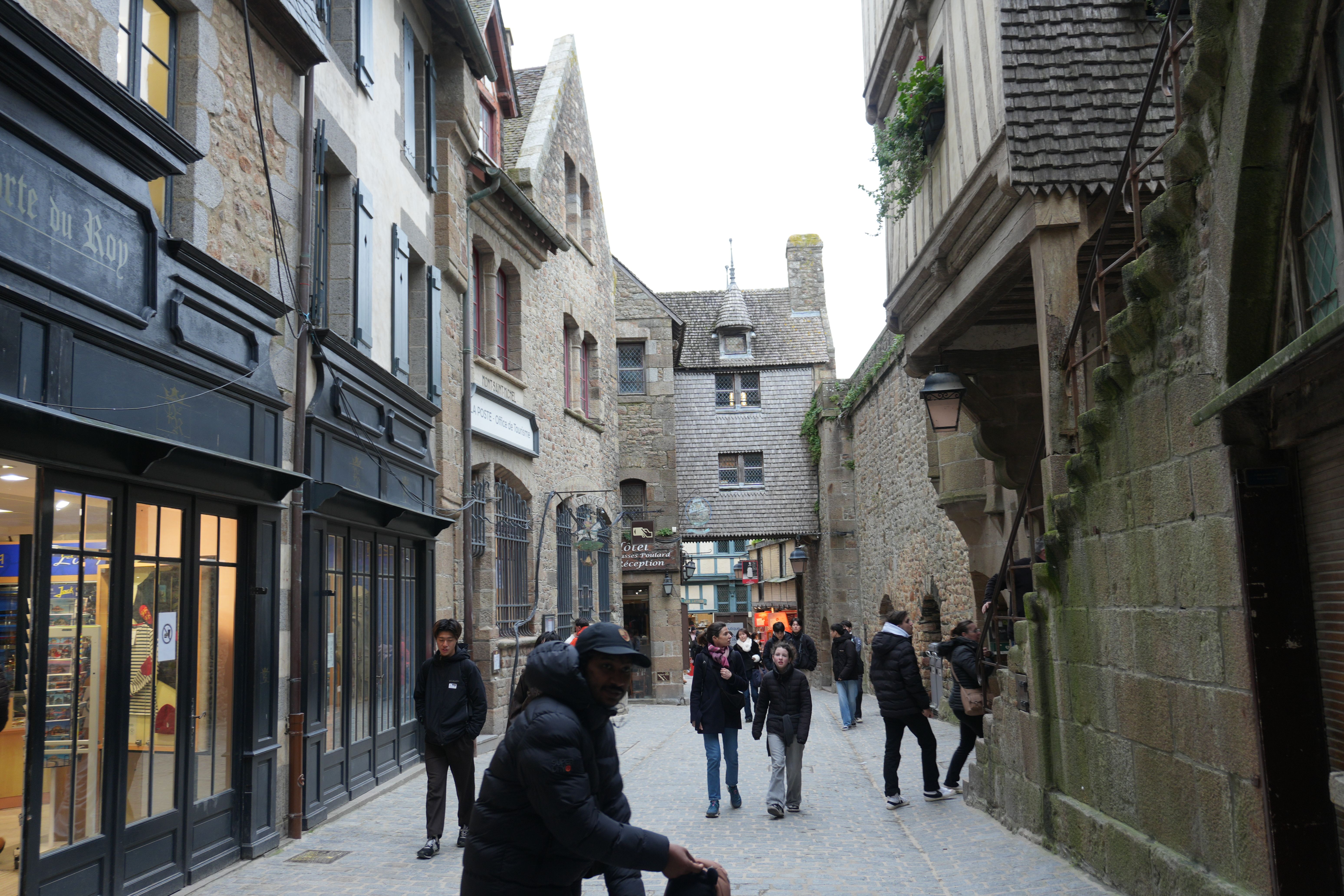 レストラン、お土産屋、ホテルなどがあります