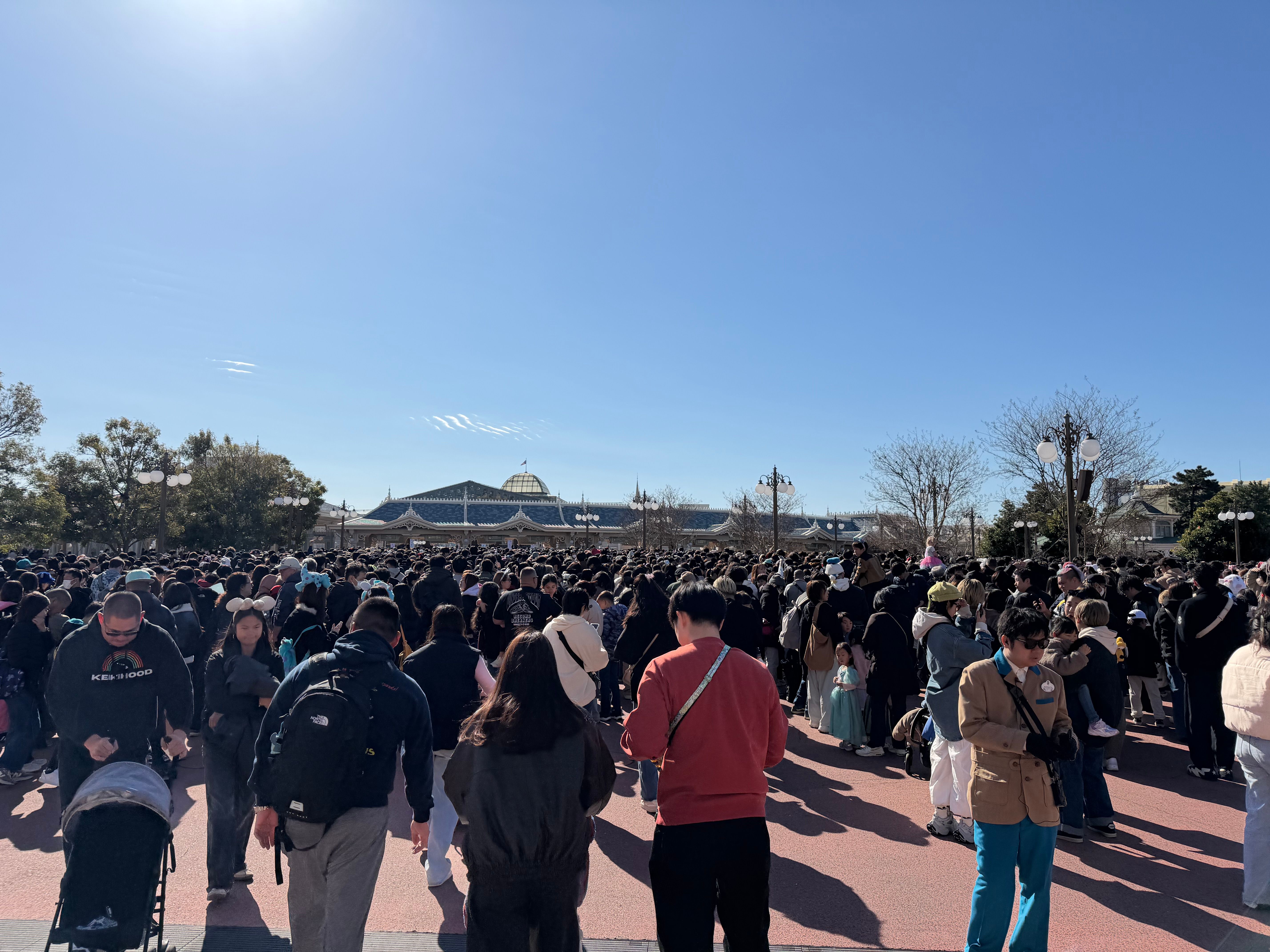 さて、何時に中に入れるのでしょうか