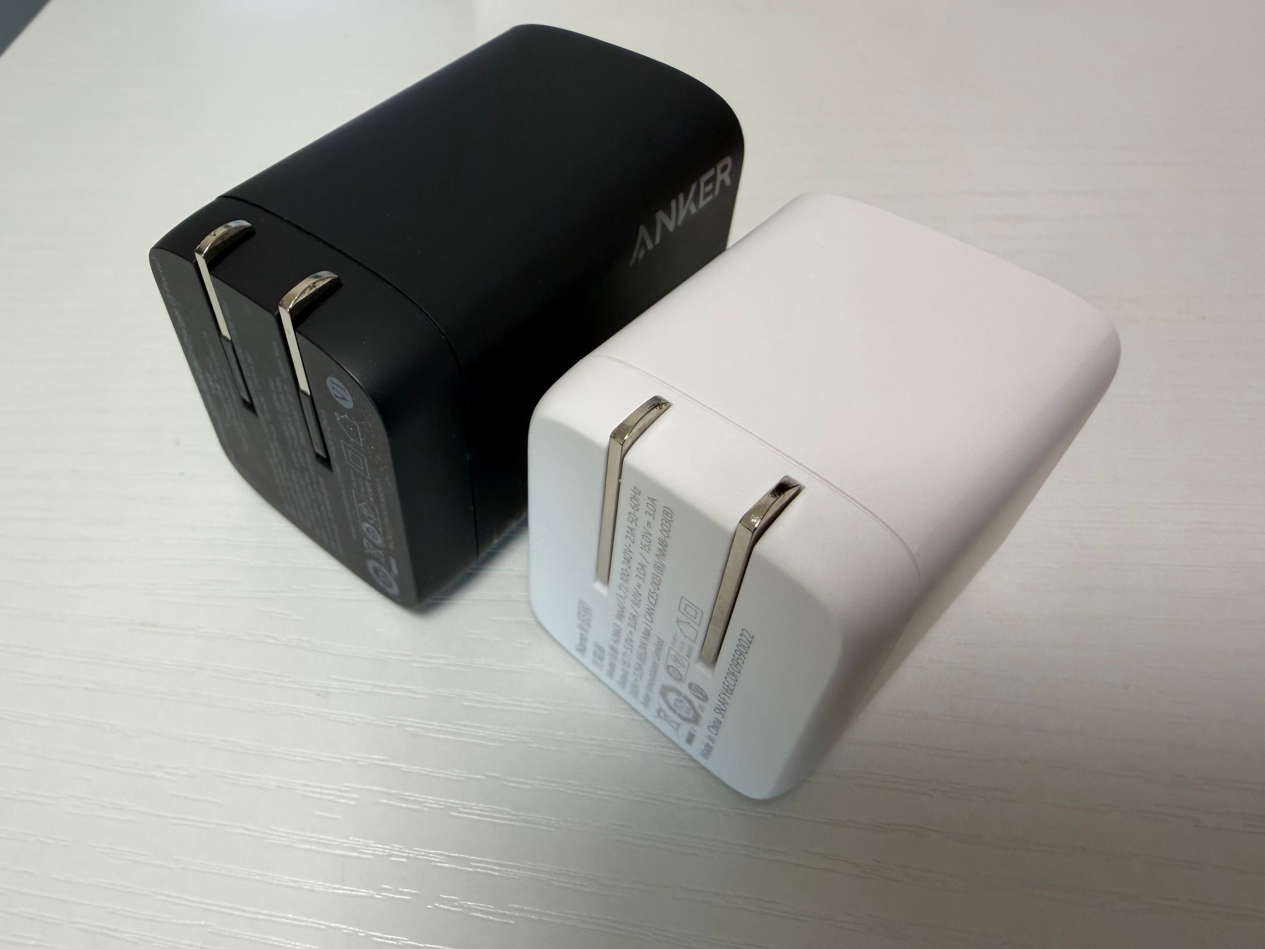 Anker Nano II 65W と比較している写真