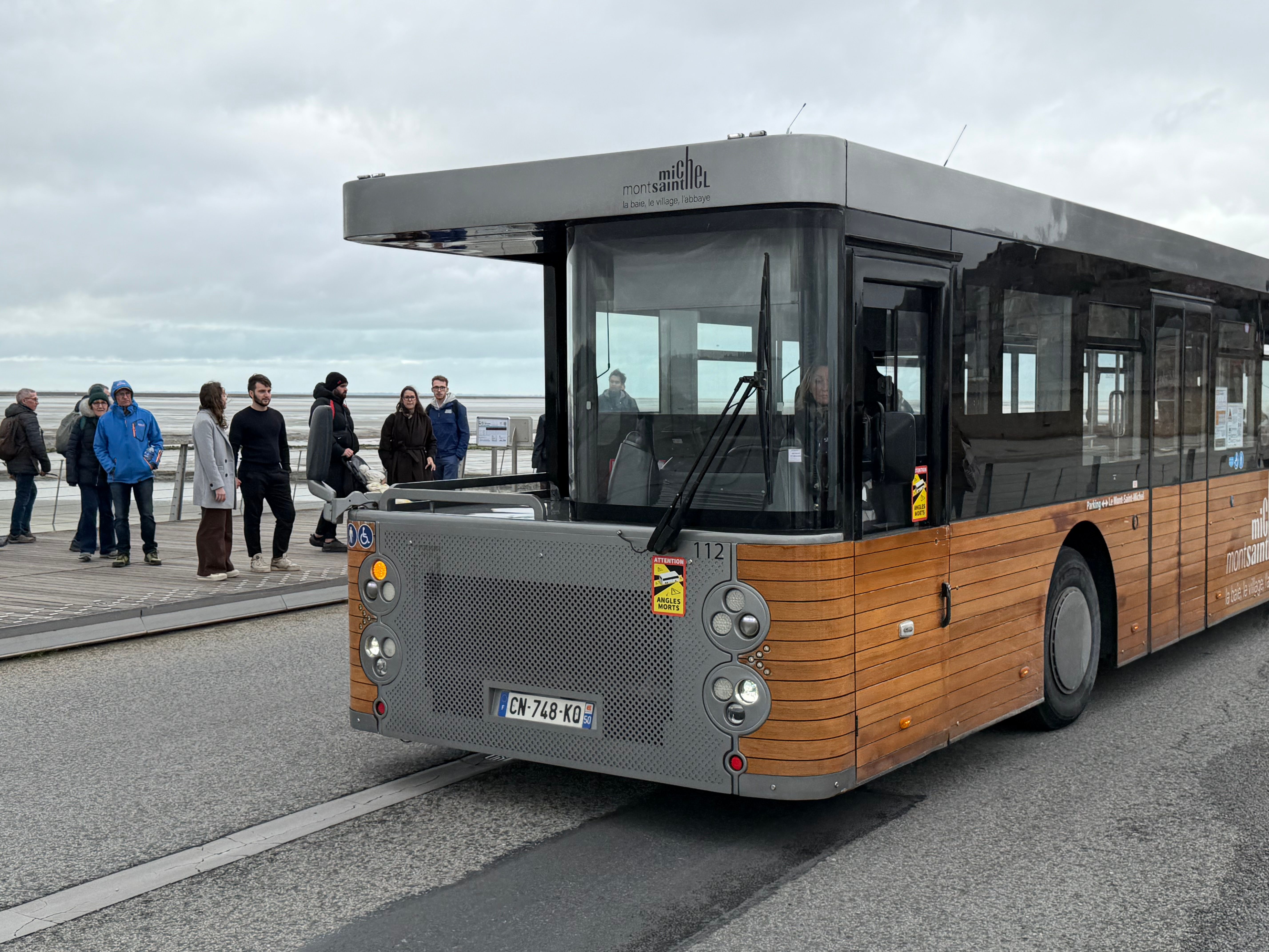 観光地を走るバスと、駅までいくバスと２つありますが、現地飲みのバスはこのデザイン