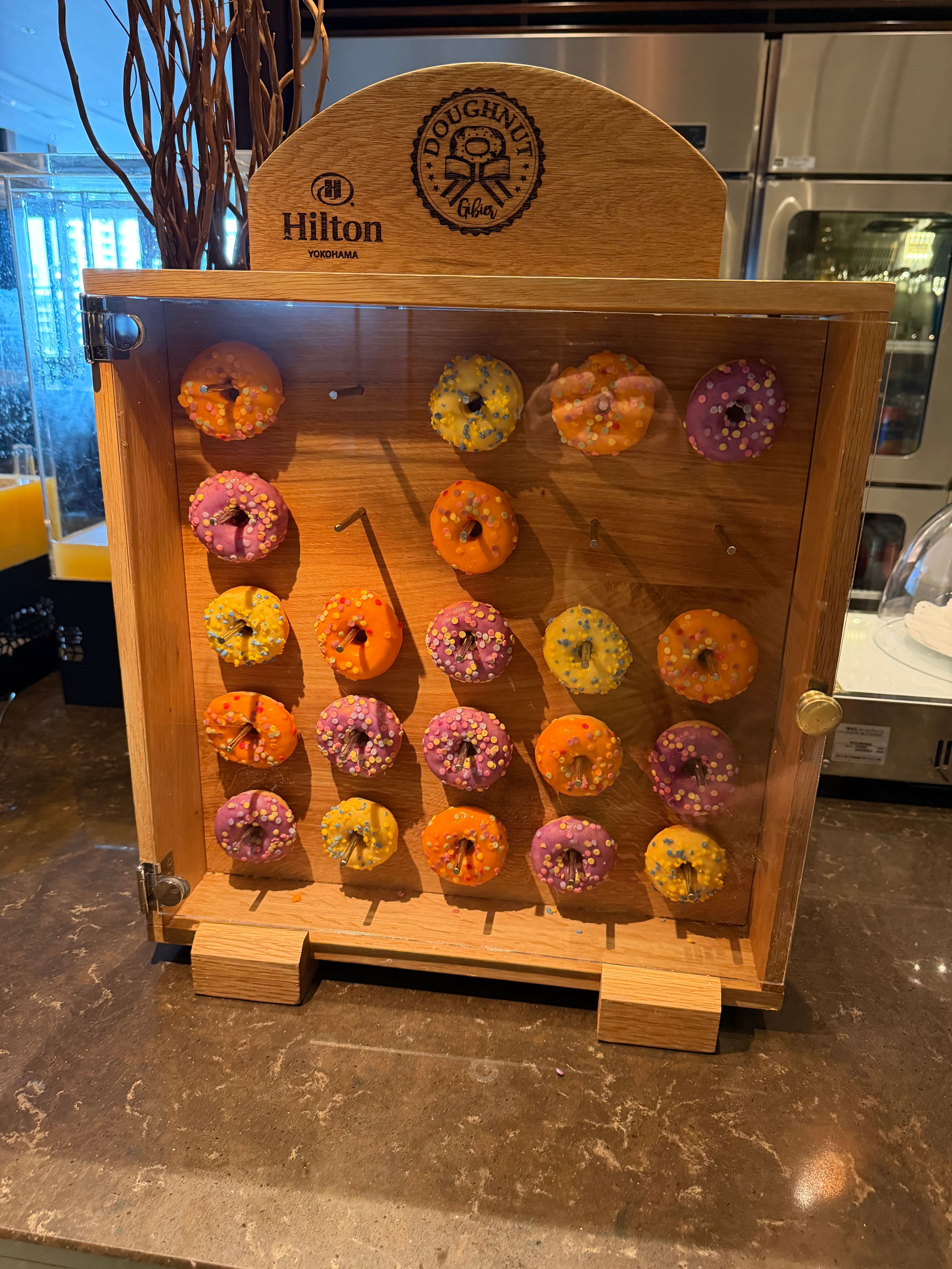 ラウンジはティータイムということで、娘はドーナッツを喜んで食べていました