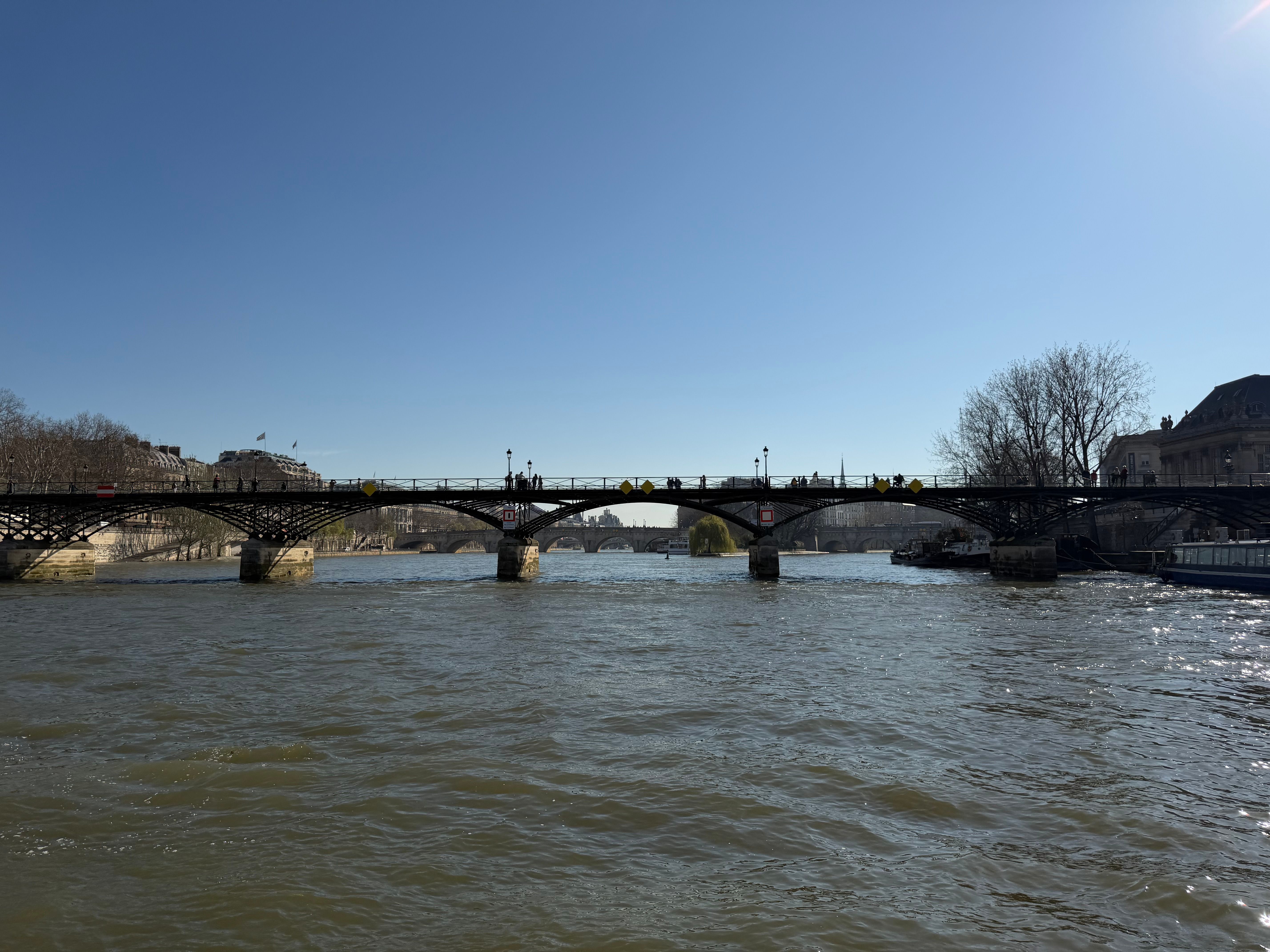 昔はここに南京錠が大量にぶら下がっていた形です