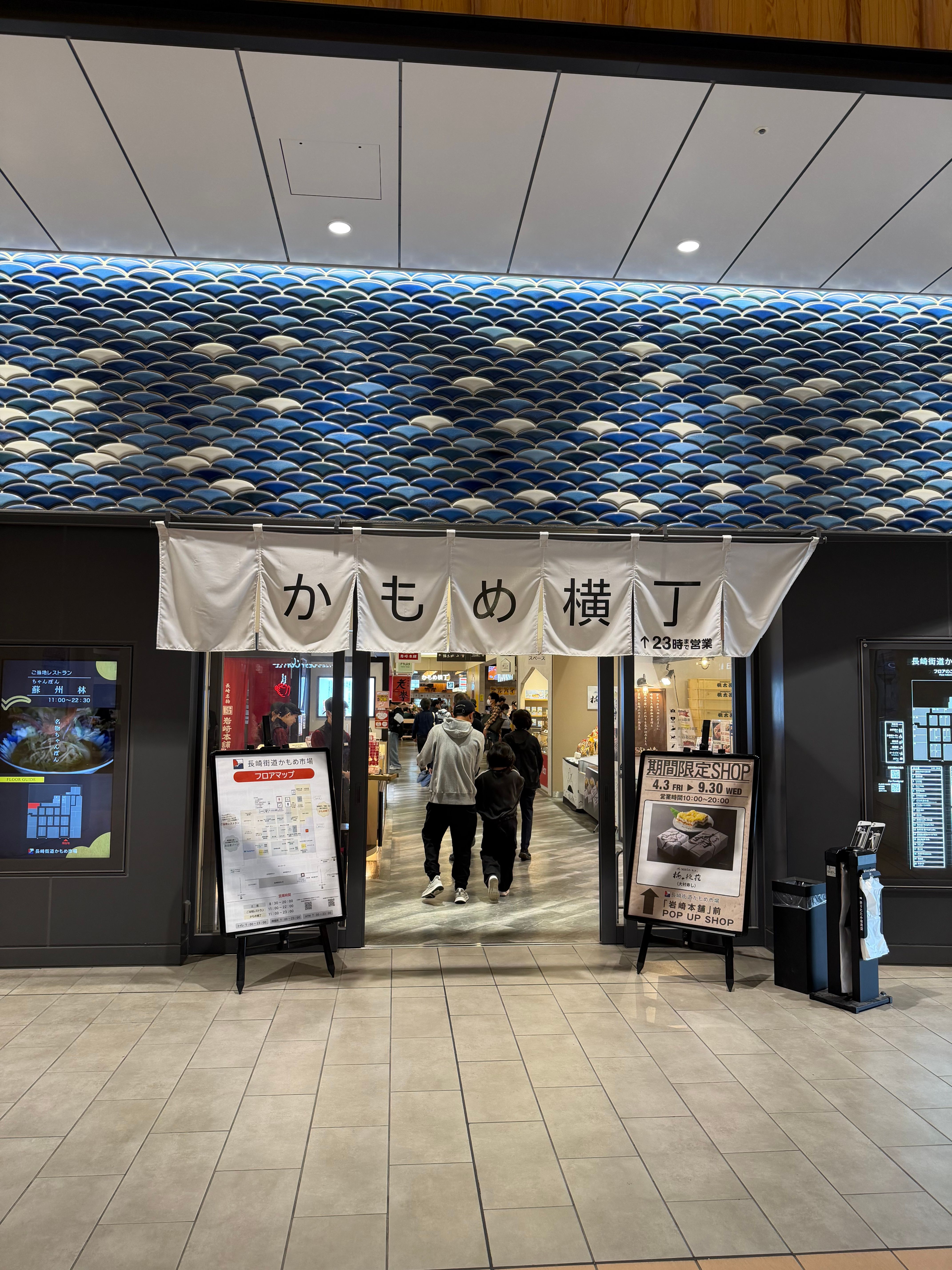 かもめ横丁には多くのお土産が