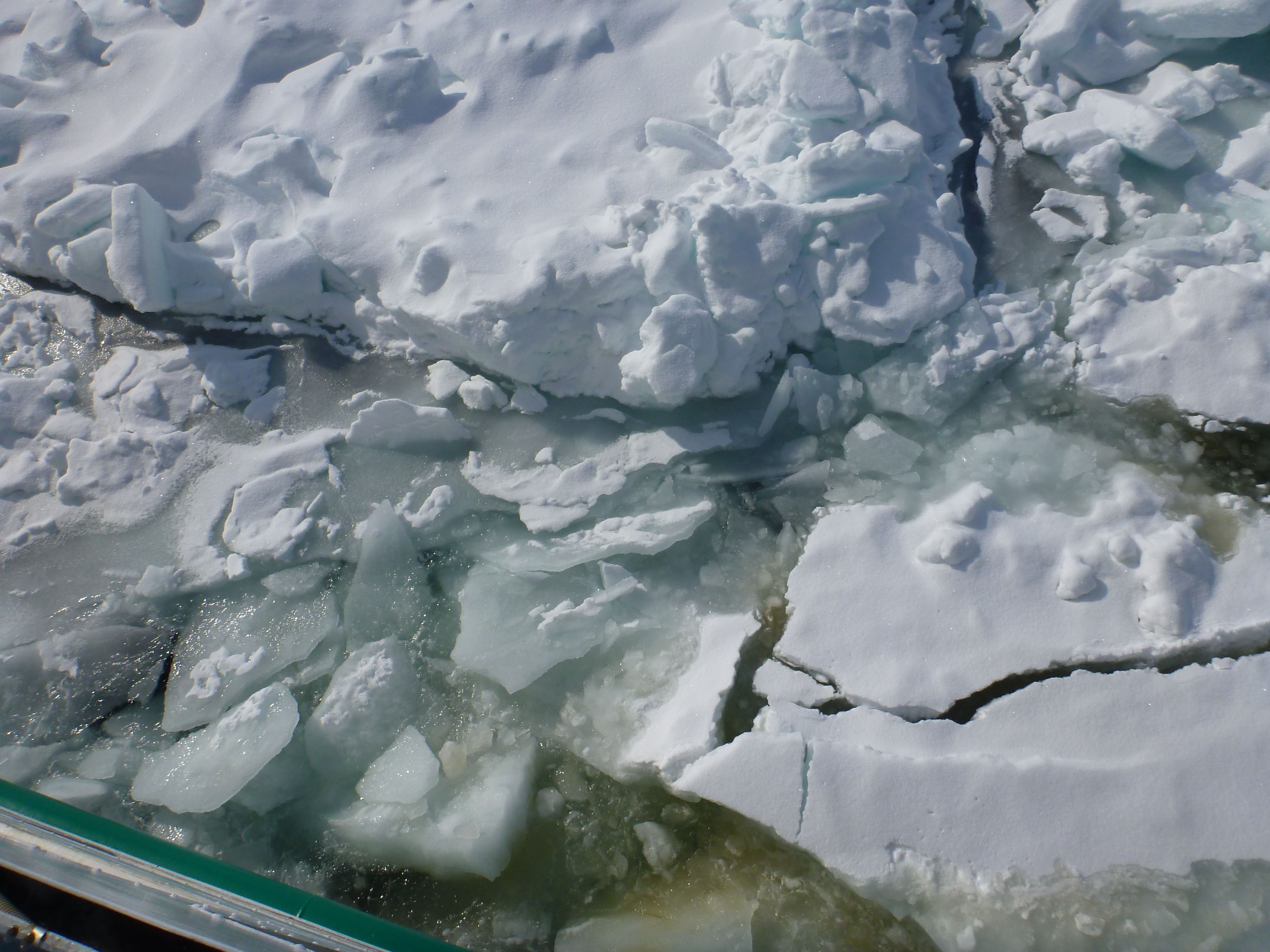 氷が割れています