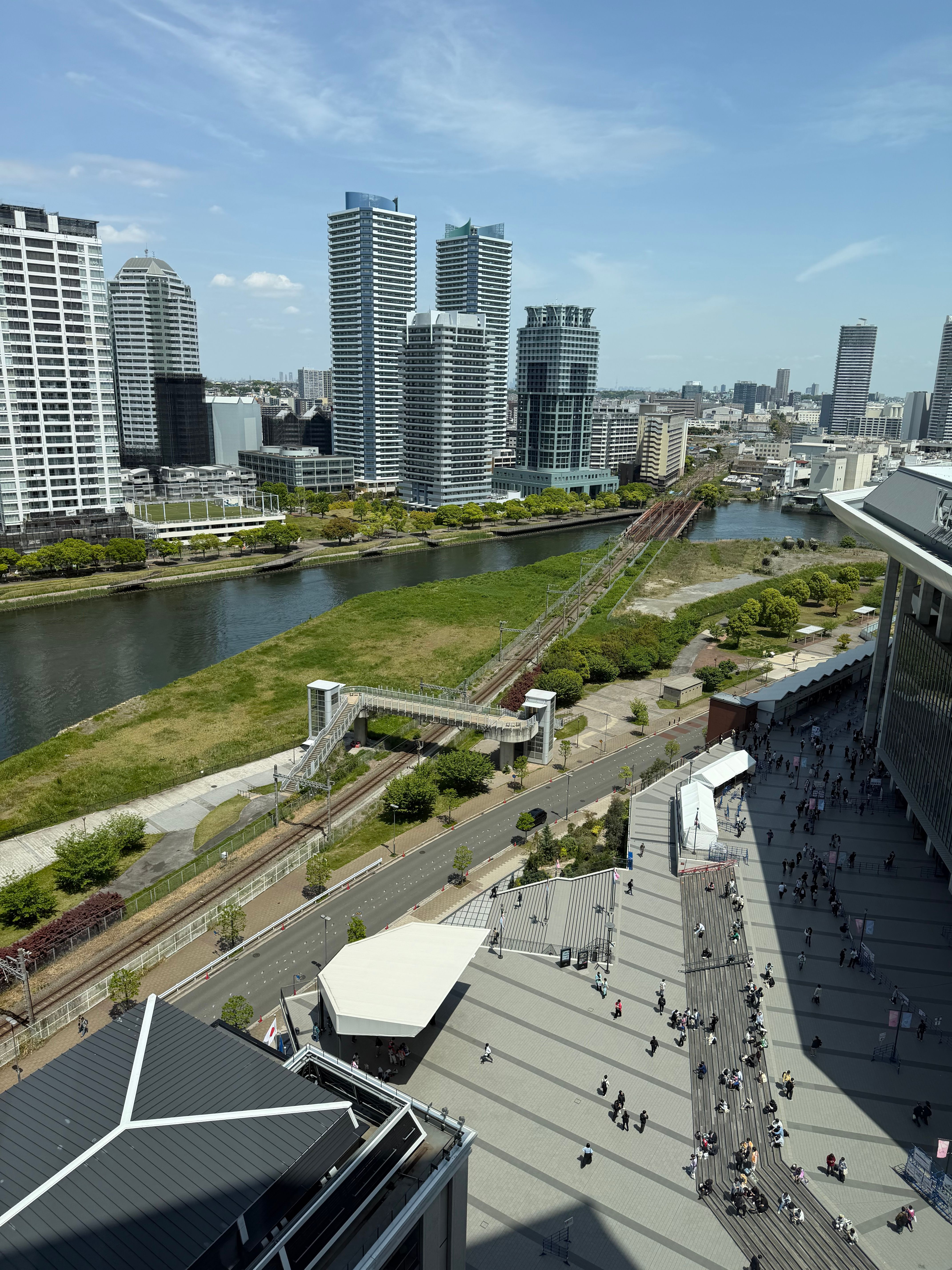 K アリーナの入り口と線路が見える部屋